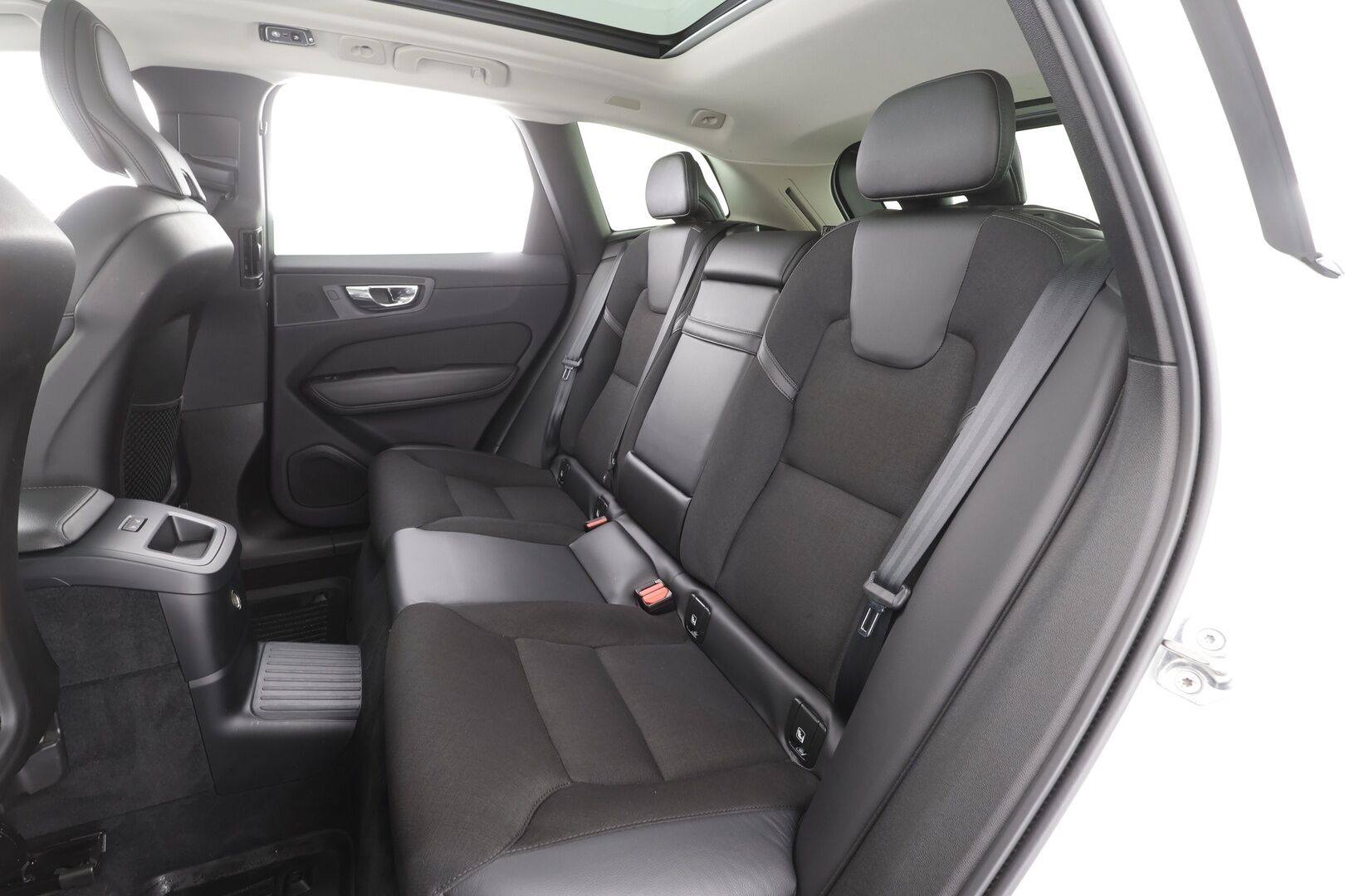 Volvo XC60 2020 T8 TwE AWD Momentum aut - | Panorama | Webasto | ACC | Full-LED | P.Kamera | Puolinahat | Kaistavahti | Navi | Keyless | 2x Latauskaapelit | Kahdet renkaat | 
