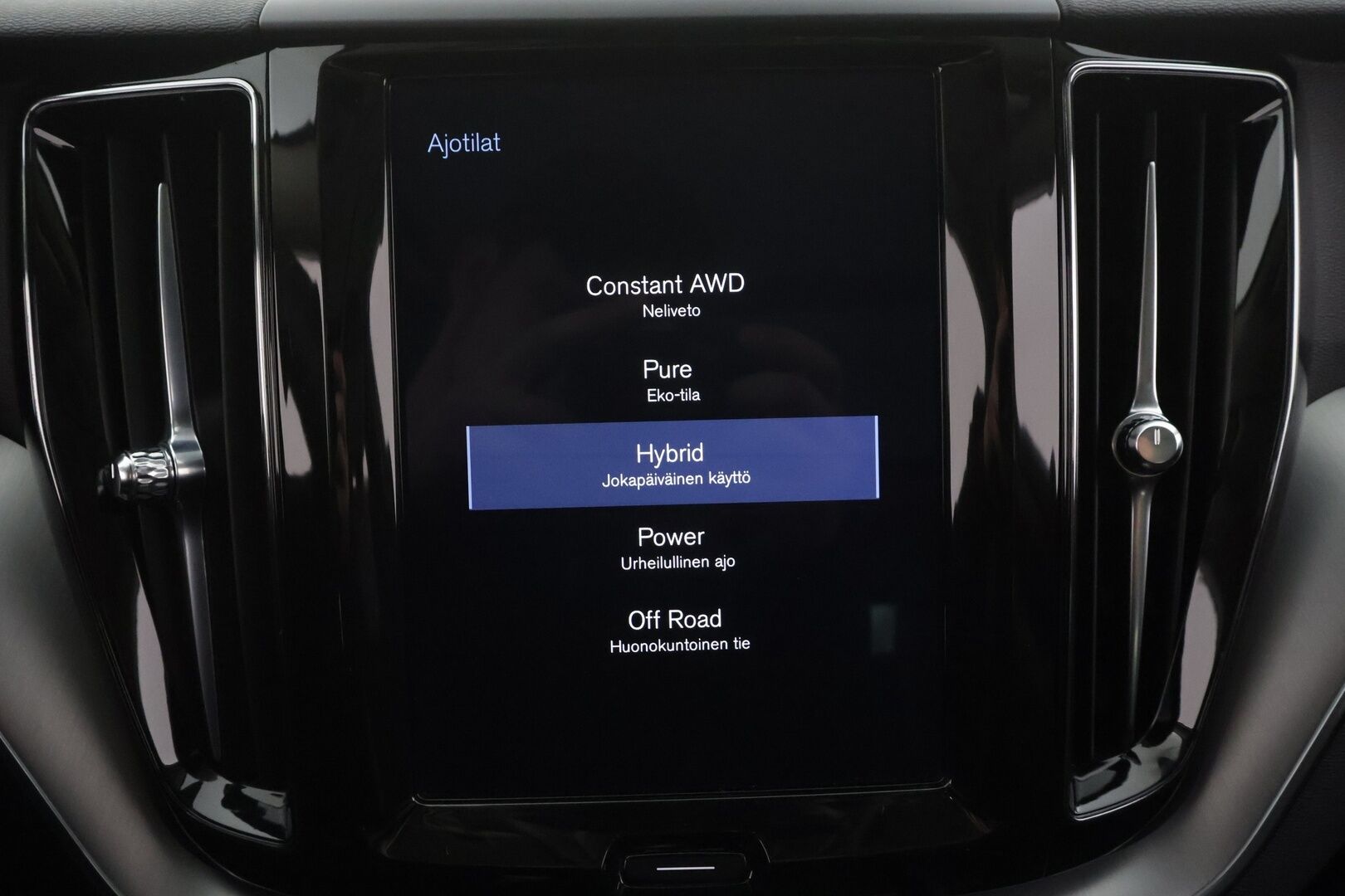 Volvo XC60 2020 T8 TwE AWD Momentum aut - | Panorama | Webasto | ACC | Full-LED | P.Kamera | Puolinahat | Kaistavahti | Navi | Keyless | 2x Latauskaapelit | Kahdet renkaat | 