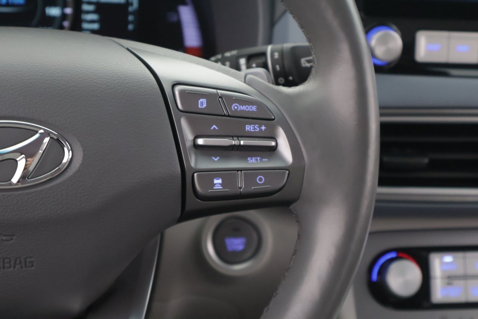 HYUNDAI KONA 2021 EV 64 kWh Premium - Adapt. Vakkari / HUD / P-kamera / Ilmastoidut Sähkönahat / KRELL / Kaistavahti / Ratinlämmitin / 2x renkaat / BLIS / KeylessGo