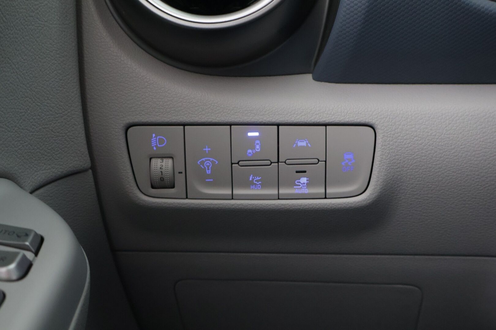 HYUNDAI KONA 2021 EV 64 kWh Premium - Adapt. Vakkari / HUD / P-kamera / Ilmastoidut Sähkönahat / KRELL / Kaistavahti / Ratinlämmitin / 2x renkaat / BLIS / KeylessGo