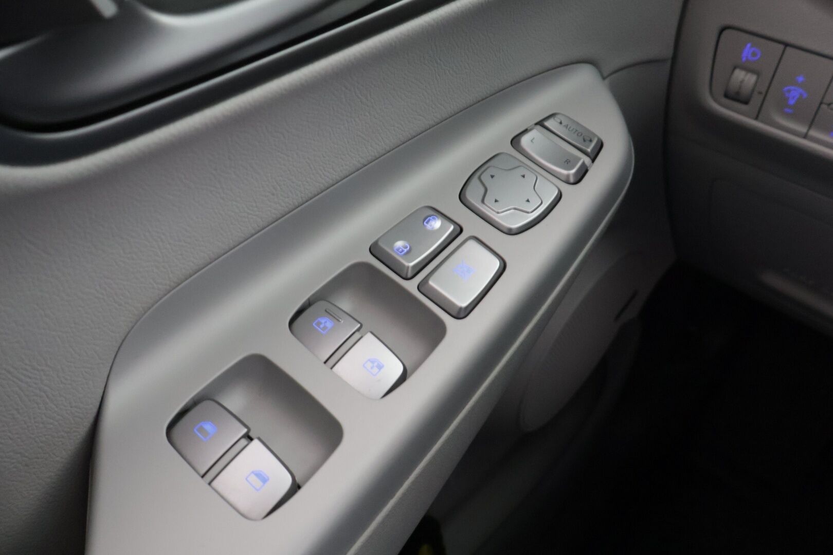 HYUNDAI KONA 2021 EV 64 kWh Premium - Adapt. Vakkari / HUD / P-kamera / Ilmastoidut Sähkönahat / KRELL / Kaistavahti / Ratinlämmitin / 2x renkaat / BLIS / KeylessGo