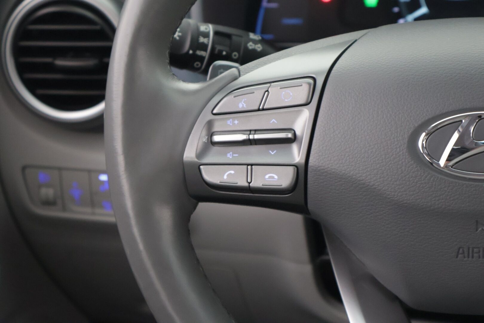 HYUNDAI KONA 2021 EV 64 kWh Premium - Adapt. Vakkari / HUD / P-kamera / Ilmastoidut Sähkönahat / KRELL / Kaistavahti / Ratinlämmitin / 2x renkaat / BLIS / KeylessGo