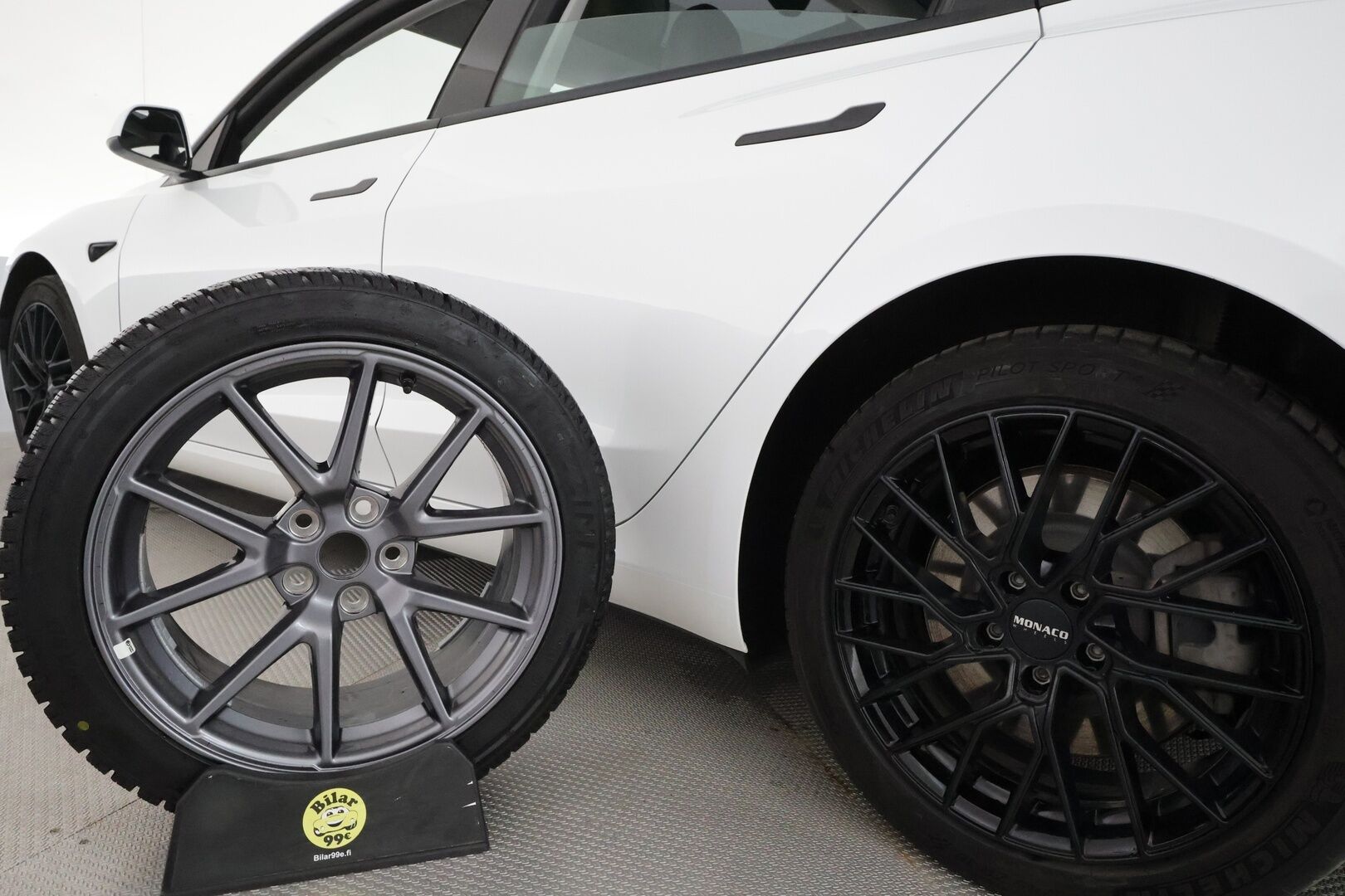 Tesla Model 3 2022 Long Range Dual motor AWD **Lasikatto / Mustat nahat / Lämpöpumppu / Matrix LED / Premium Audio** - 3,99 % KORKOTARJOUS TÄHÄN AUTOON 31.8. ASTI! - Kahdet renkaat aluvanteilla