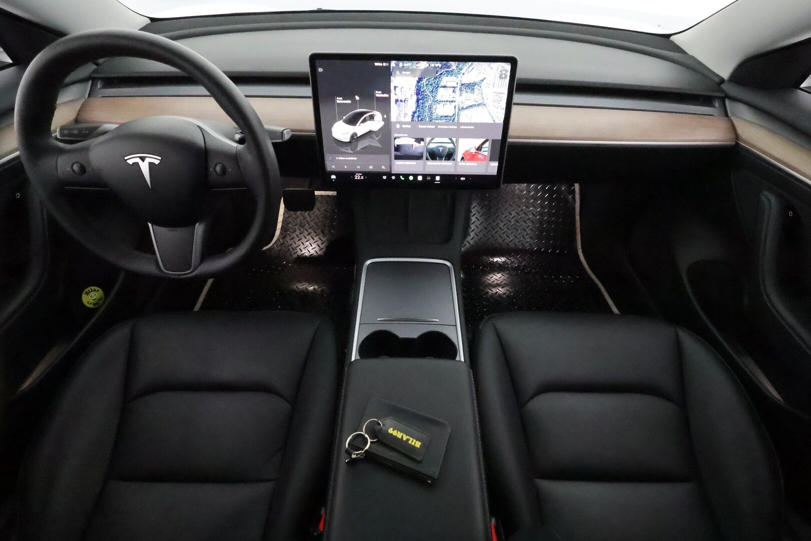 Tesla Model 3 2022 Long Range Dual motor AWD **Lasikatto / Mustat nahat / Lämpöpumppu / Matrix LED / Premium Audio** - 3,99 % KORKOTARJOUS TÄHÄN AUTOON 31.8. ASTI! - Kahdet renkaat aluvanteilla