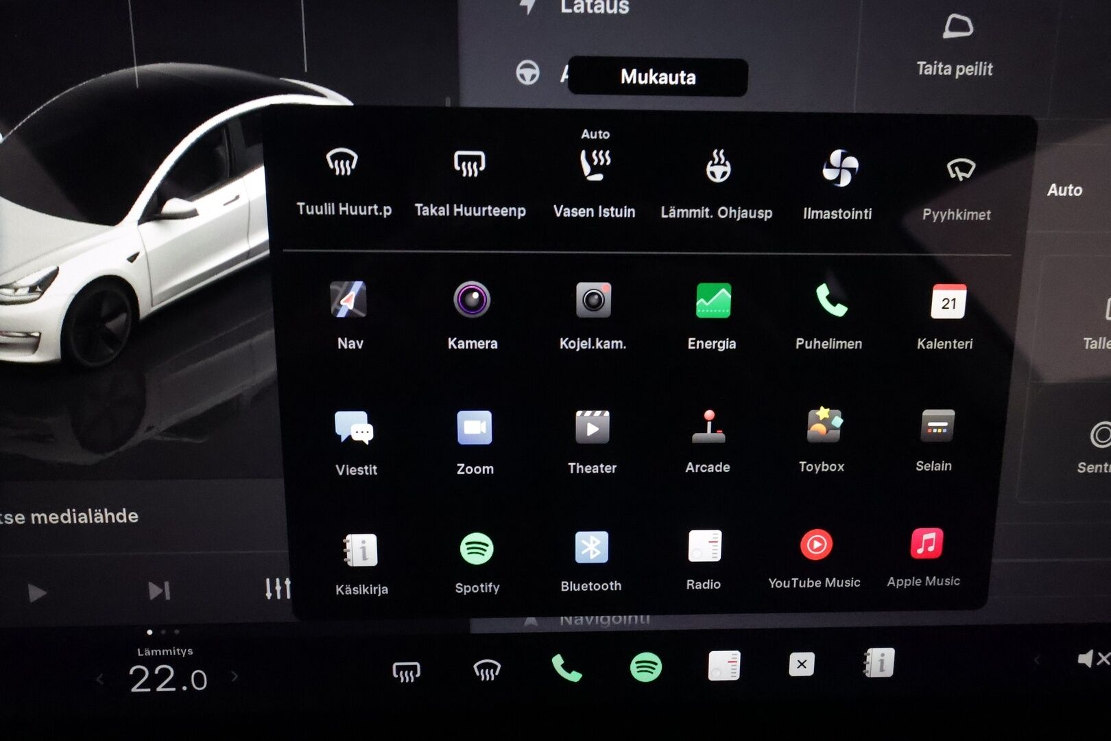 Tesla Model 3 2022 Long Range Dual motor AWD **Lasikatto / Mustat nahat / Lämpöpumppu / Matrix LED / Premium Audio** - 3,99 % KORKOTARJOUS TÄHÄN AUTOON 31.8. ASTI! - Kahdet renkaat aluvanteilla