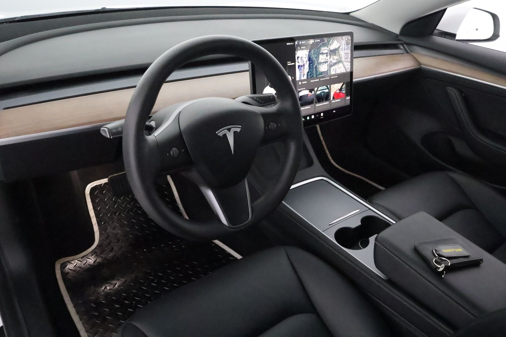 Tesla Model 3 2022 Long Range Dual motor AWD **Lasikatto / Mustat nahat / Lämpöpumppu / Matrix LED / Premium Audio** - 3,99 % KORKOTARJOUS TÄHÄN AUTOON 31.8. ASTI! - Kahdet renkaat aluvanteilla