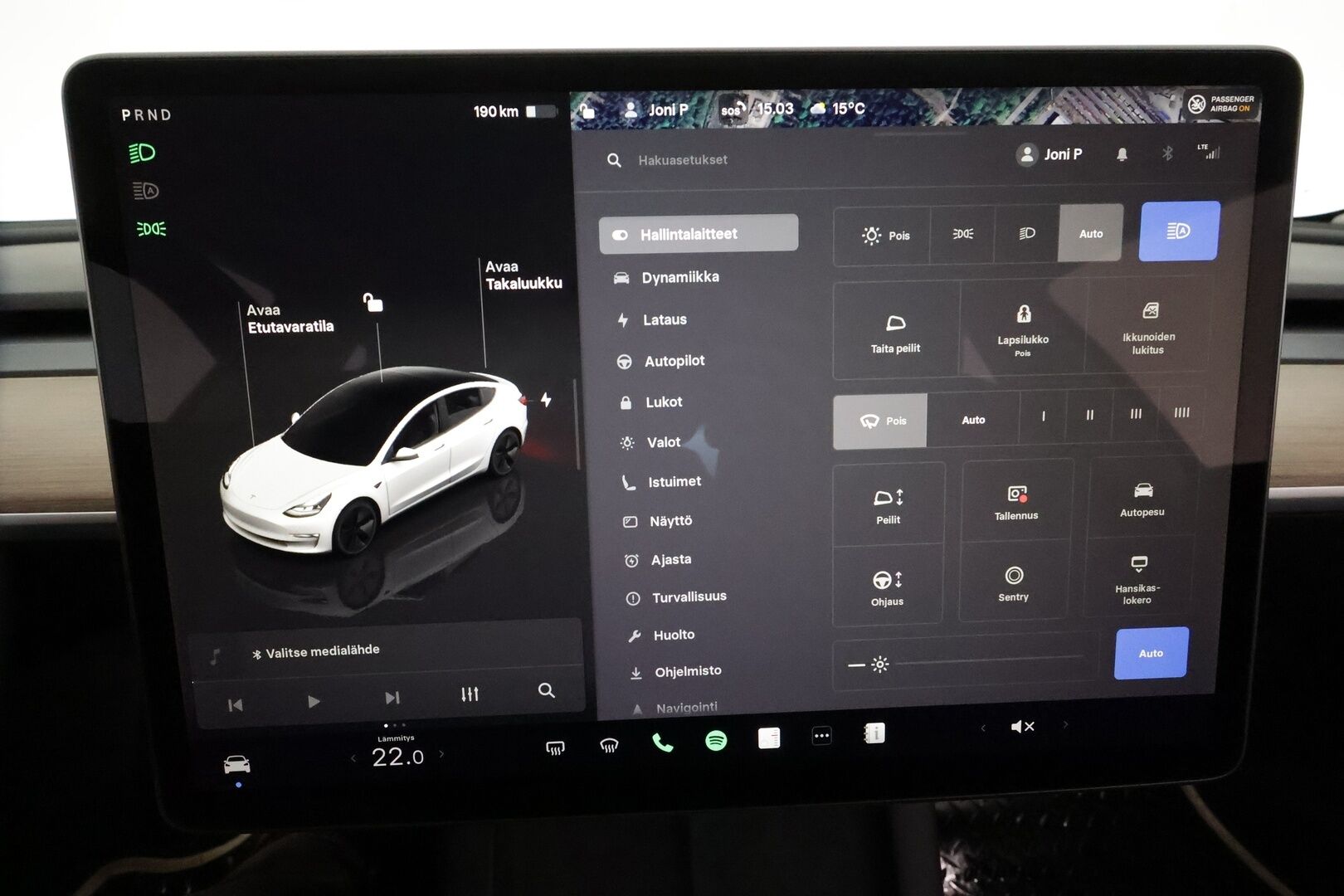 Tesla Model 3 2022 Long Range Dual motor AWD **Lasikatto / Mustat nahat / Lämpöpumppu / Matrix LED / Premium Audio** - 3,99 % KORKOTARJOUS TÄHÄN AUTOON 31.8. ASTI! - Kahdet renkaat aluvanteilla