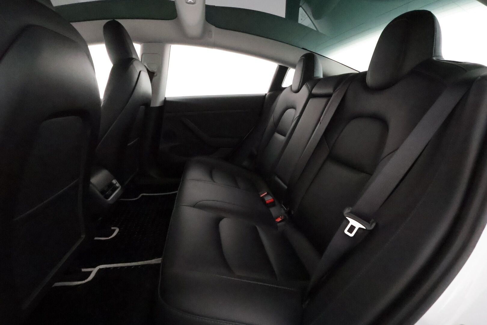 Tesla Model 3 2022 Long Range Dual motor AWD **Lasikatto / Mustat nahat / Lämpöpumppu / Matrix LED / Premium Audio** - 3,99 % KORKOTARJOUS TÄHÄN AUTOON 31.8. ASTI! - Kahdet renkaat aluvanteilla