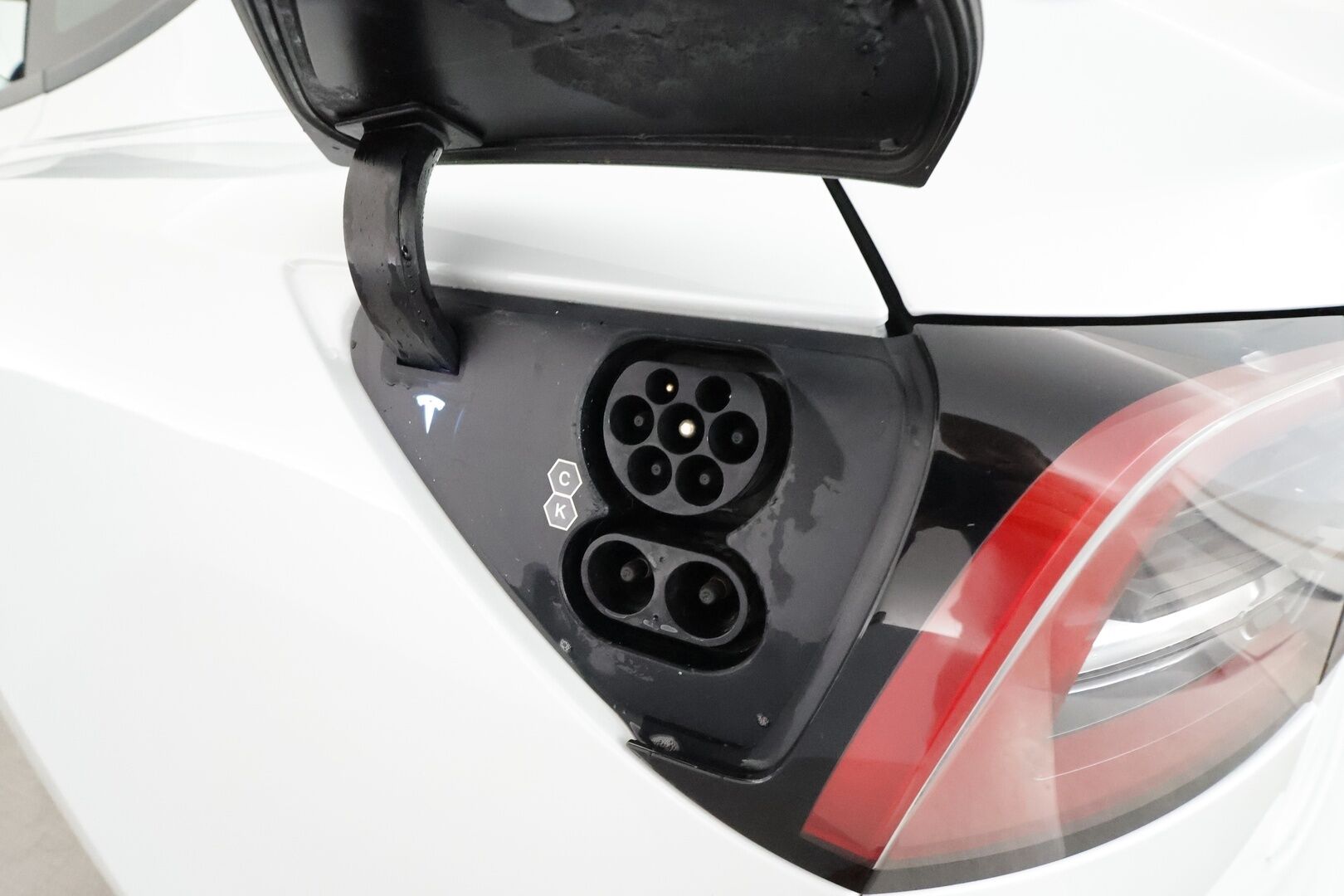 Tesla Model 3 2022 Long Range Dual motor AWD **Lasikatto / Mustat nahat / Lämpöpumppu / Matrix LED / Premium Audio** - 3,99 % KORKOTARJOUS TÄHÄN AUTOON 31.8. ASTI! - Kahdet renkaat aluvanteilla