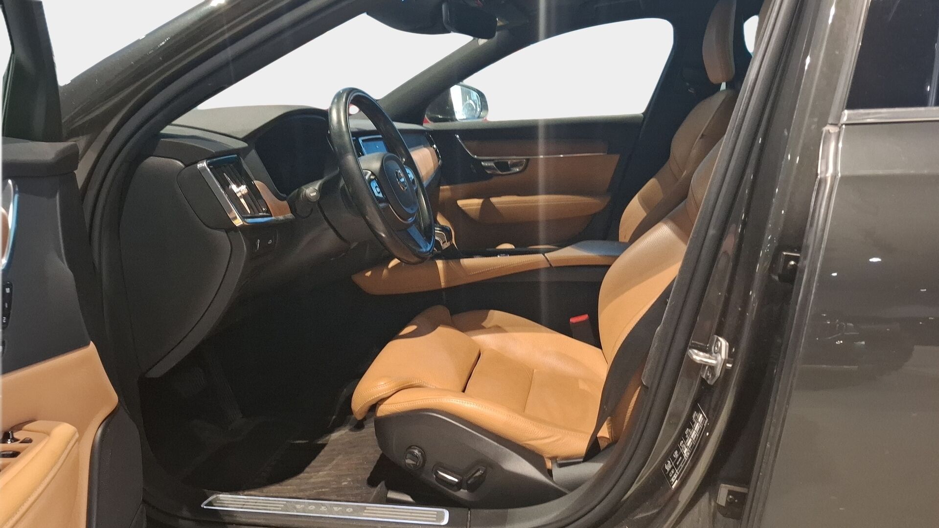 Volvo V90 2018 D4 Inscription aut / Adapt. vakkari / Vetokoukku / Navi / P. Tutkat - Webasto / BLIS / LED 