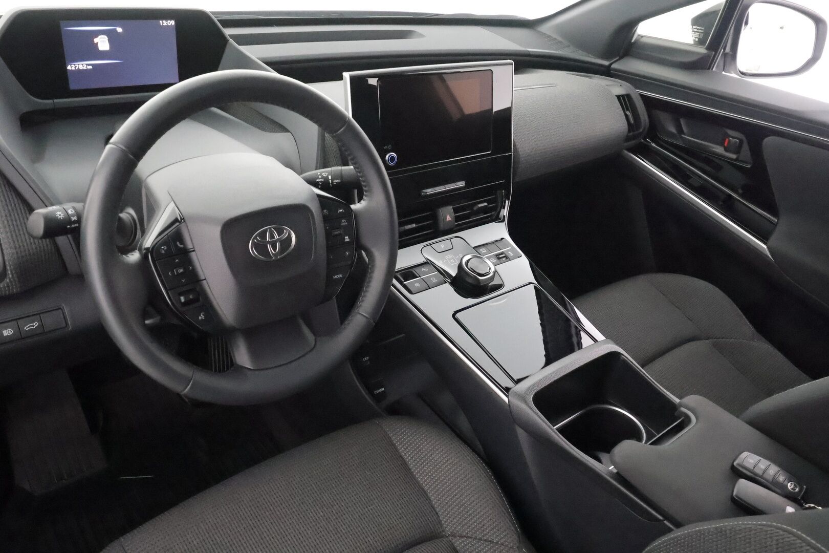 Toyota bZ4X 2023 Active AWD - | ACC | ILP | Koukku | P.kamera | Keyless | Kaista-avustin | Lämm. ratti | Lämm. tuulilasi | Navi | Apple & Android | Merkkihuollot | 2x renkaat aluin |