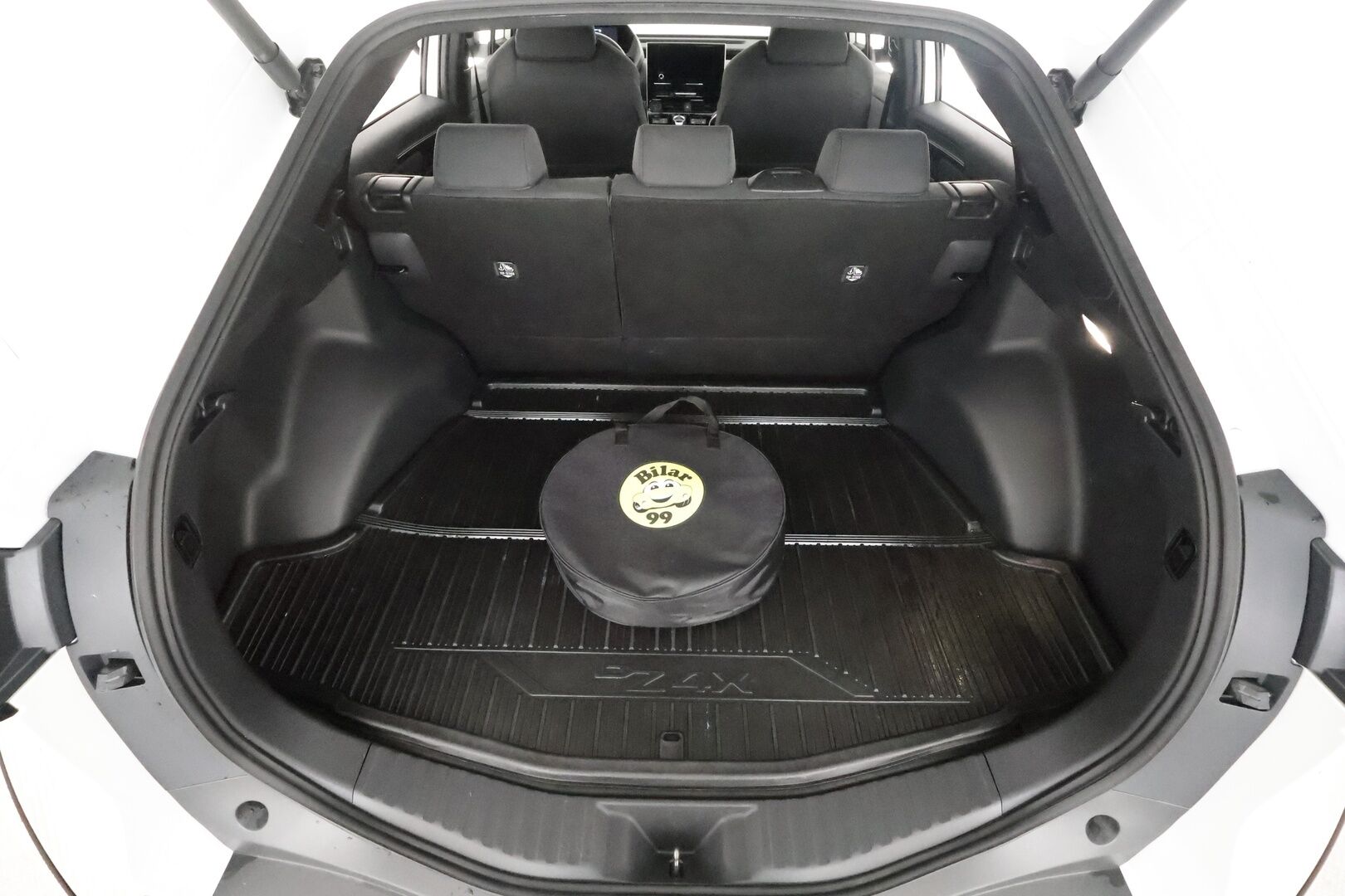 Toyota bZ4X 2023 Active AWD - | ACC | ILP | Koukku | P.kamera | Keyless | Kaista-avustin | Lämm. ratti | Lämm. tuulilasi | Navi | Apple & Android | Merkkihuollot | 2x renkaat aluin |