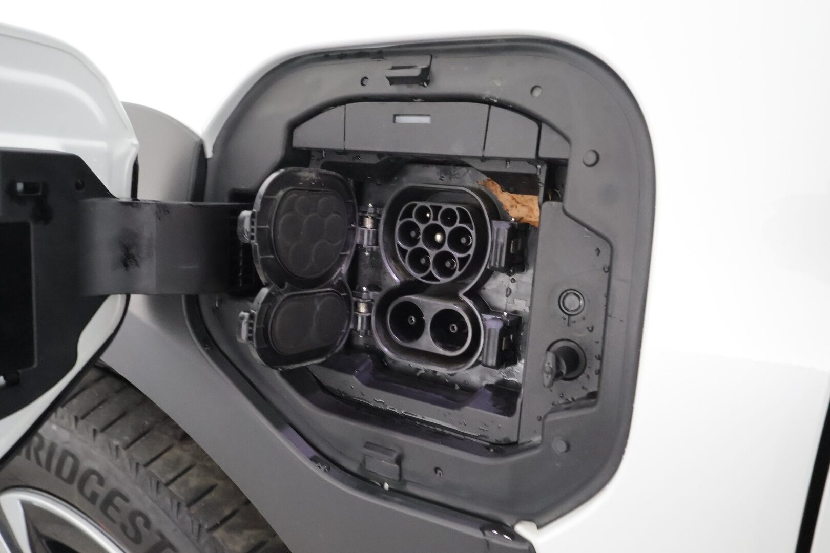 Toyota bZ4X 2023 Active AWD - | ACC | ILP | Koukku | P.kamera | Keyless | Kaista-avustin | Lämm. ratti | Lämm. tuulilasi | Navi | Apple & Android | Merkkihuollot | 2x renkaat aluin |