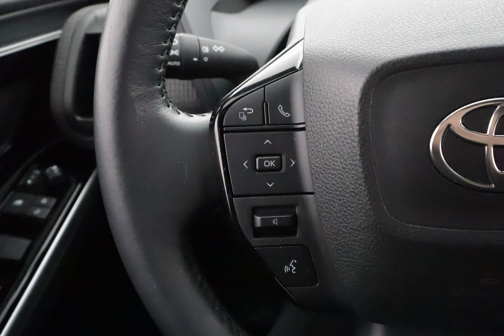 Toyota bZ4X 2023 Active AWD - | ACC | ILP | Koukku | P.kamera | Keyless | Kaista-avustin | Lämm. ratti | Lämm. tuulilasi | Navi | Apple & Android | Merkkihuollot | 2x renkaat aluin |