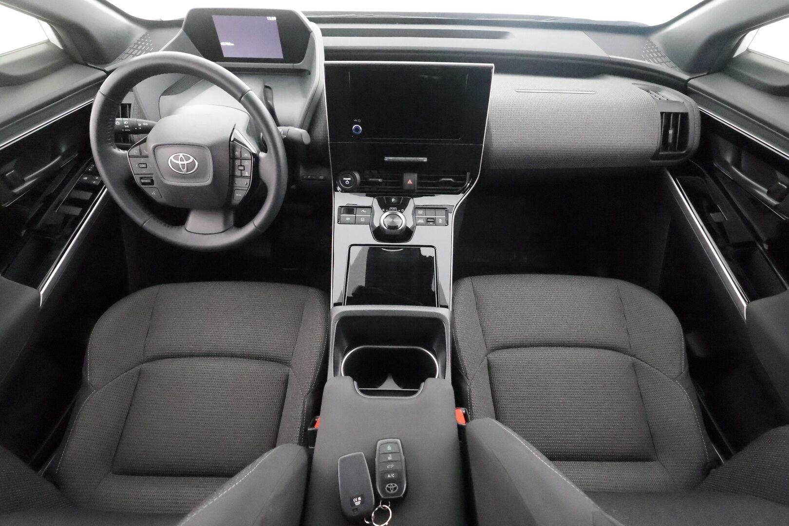 Toyota bZ4X 2023 Active AWD - | ACC | ILP | Koukku | P.kamera | Keyless | Kaista-avustin | Lämm. ratti | Lämm. tuulilasi | Navi | Apple & Android | Merkkihuollot | 2x renkaat aluin |