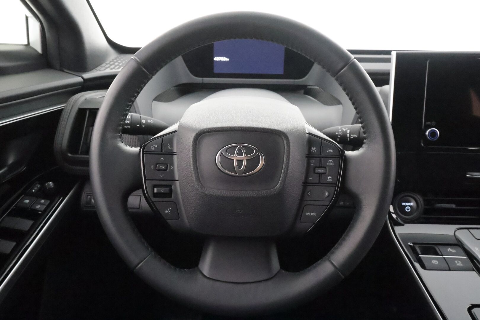 Toyota bZ4X 2023 Active AWD - | ACC | ILP | Koukku | P.kamera | Keyless | Kaista-avustin | Lämm. ratti | Lämm. tuulilasi | Navi | Apple & Android | Merkkihuollot | 2x renkaat aluin |