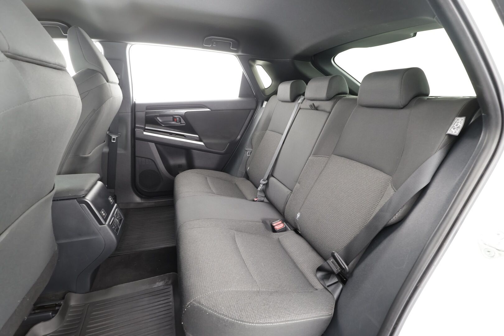 Toyota bZ4X 2023 Active AWD - | ACC | ILP | Koukku | P.kamera | Keyless | Kaista-avustin | Lämm. ratti | Lämm. tuulilasi | Navi | Apple & Android | Merkkihuollot | 2x renkaat aluin |