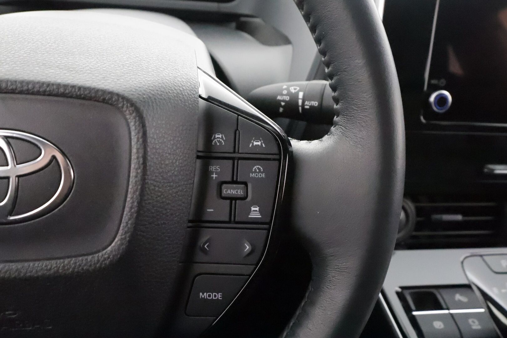 Toyota bZ4X 2023 Active AWD - | ACC | ILP | Koukku | P.kamera | Keyless | Kaista-avustin | Lämm. ratti | Lämm. tuulilasi | Navi | Apple & Android | Merkkihuollot | 2x renkaat aluin |