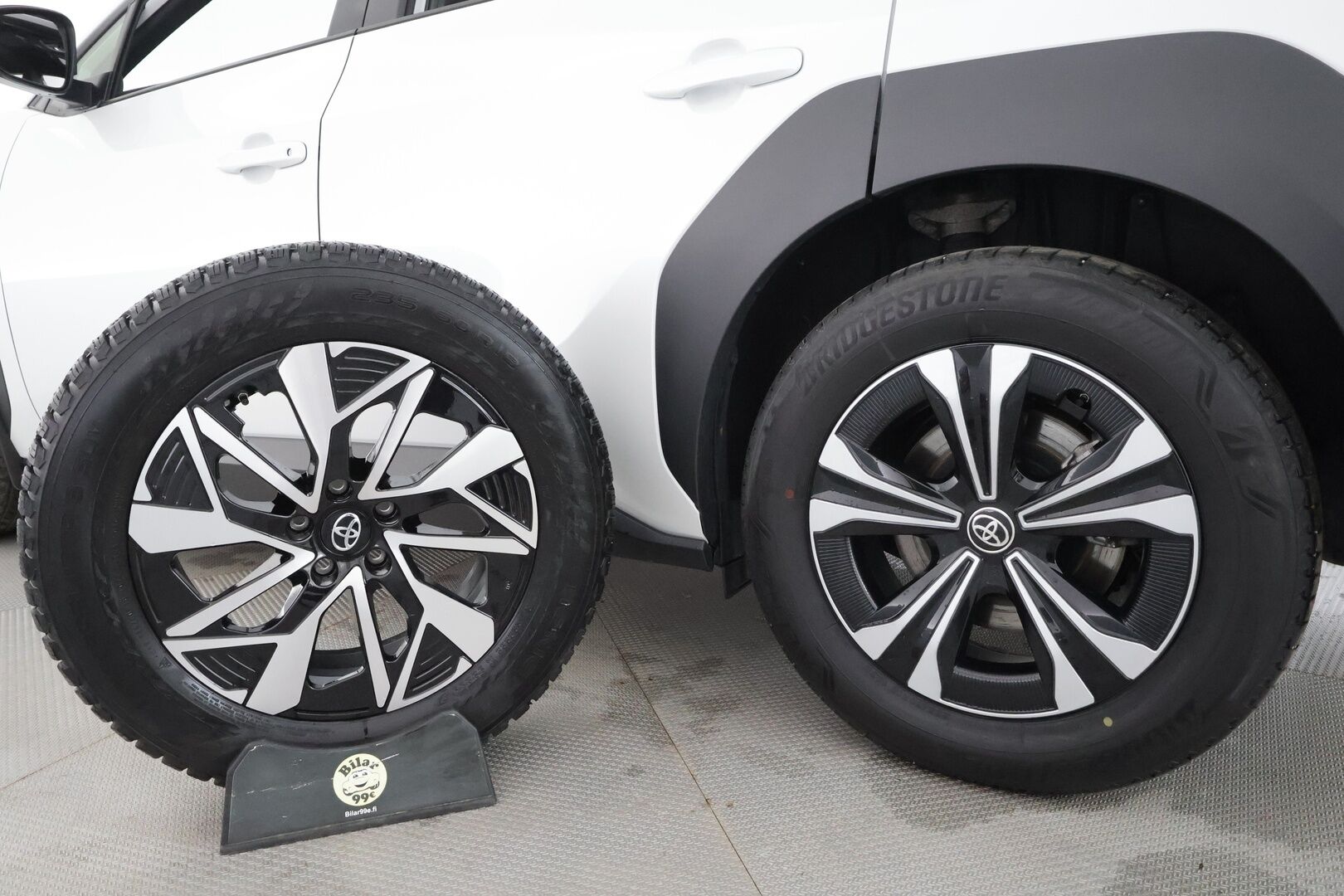 Toyota bZ4X 2023 Active AWD - | ACC | ILP | Koukku | P.kamera | Keyless | Kaista-avustin | Lämm. ratti | Lämm. tuulilasi | Navi | Apple & Android | Merkkihuollot | 2x renkaat aluin |