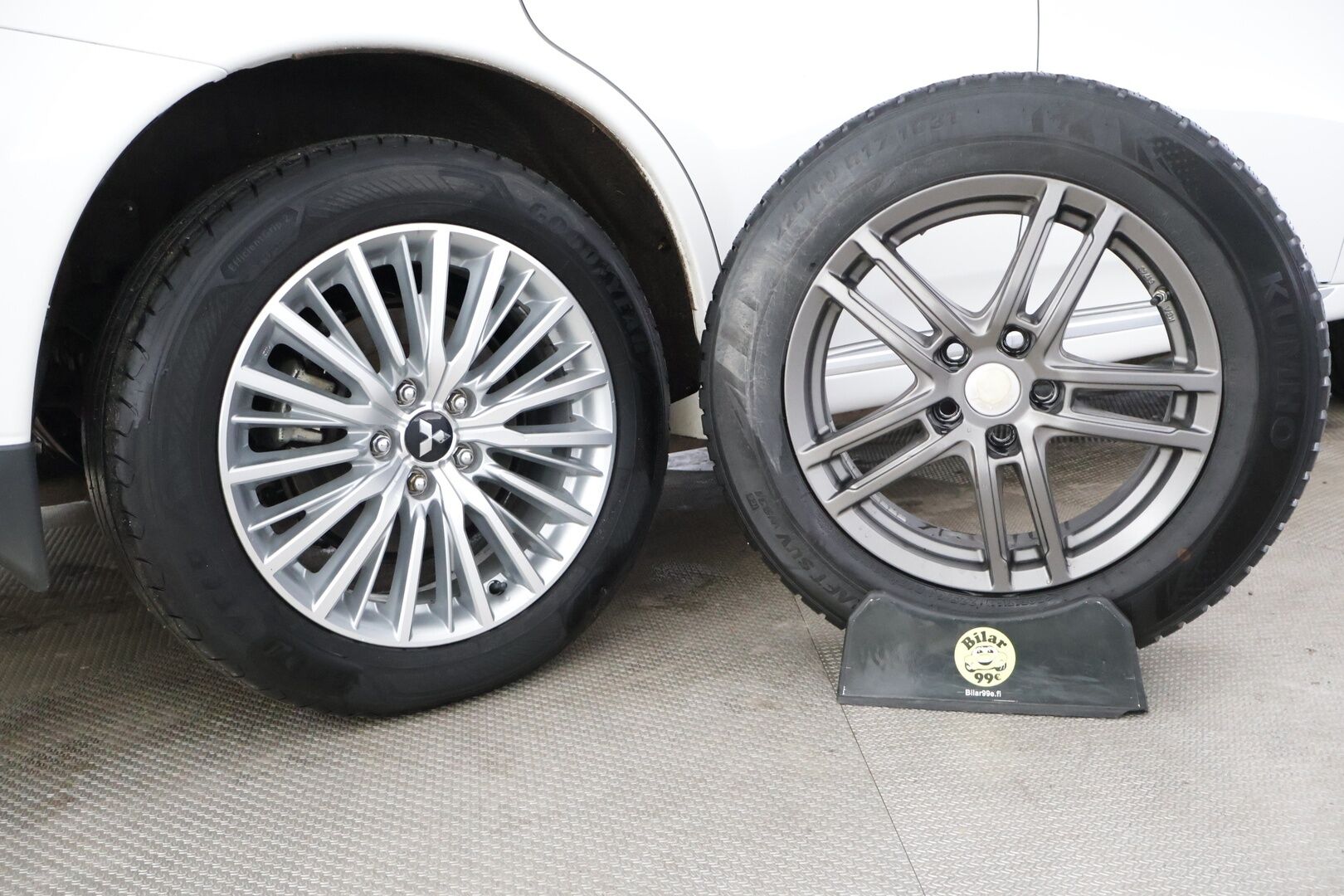 Mitsubishi Outlander 2019 13.8 kWh Business 4WD (224hp) **ACC / Vaaleat nahat / 360° / Rockford- Äänet / Koukku** - Huollot / Kahdet renkaat vanteineen 