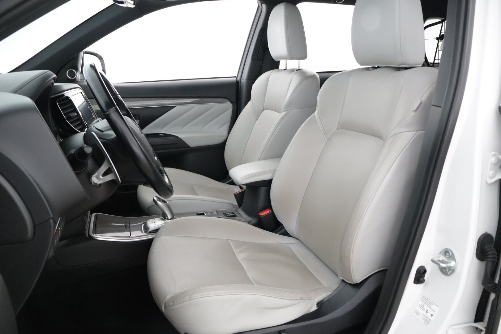 Mitsubishi Outlander 2019 13.8 kWh Business 4WD (224hp) **ACC / Vaaleat nahat / 360° / Rockford- Äänet / Koukku** - Huollot / Kahdet renkaat vanteineen 