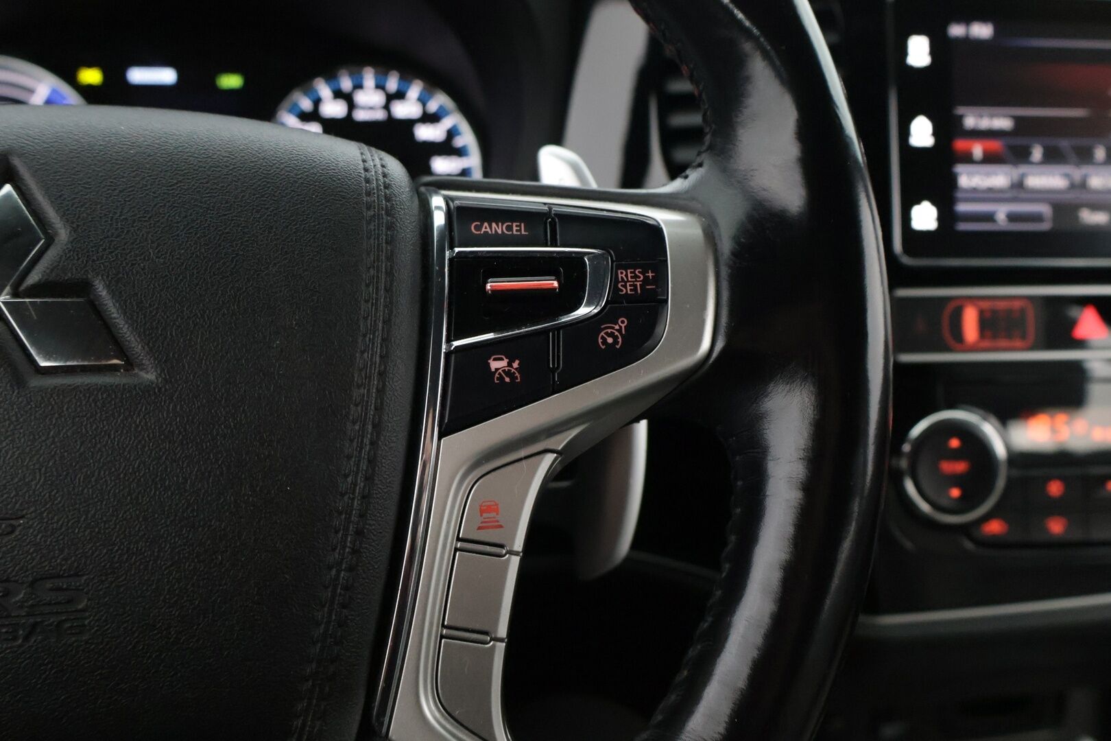 Mitsubishi Outlander 2019 13.8 kWh Business 4WD (224hp) **ACC / Vaaleat nahat / 360° / Rockford- Äänet / Koukku** - Huollot / Kahdet renkaat vanteineen 