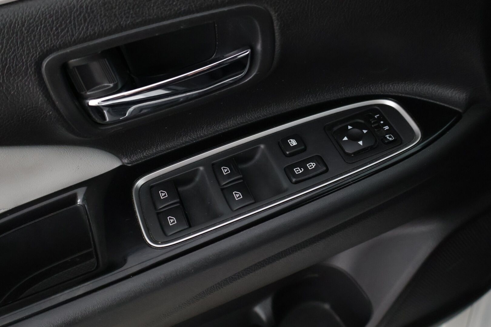 Mitsubishi Outlander 2019 13.8 kWh Business 4WD (224hp) **ACC / Vaaleat nahat / 360° / Rockford- Äänet / Koukku** - Huollot / Kahdet renkaat vanteineen 