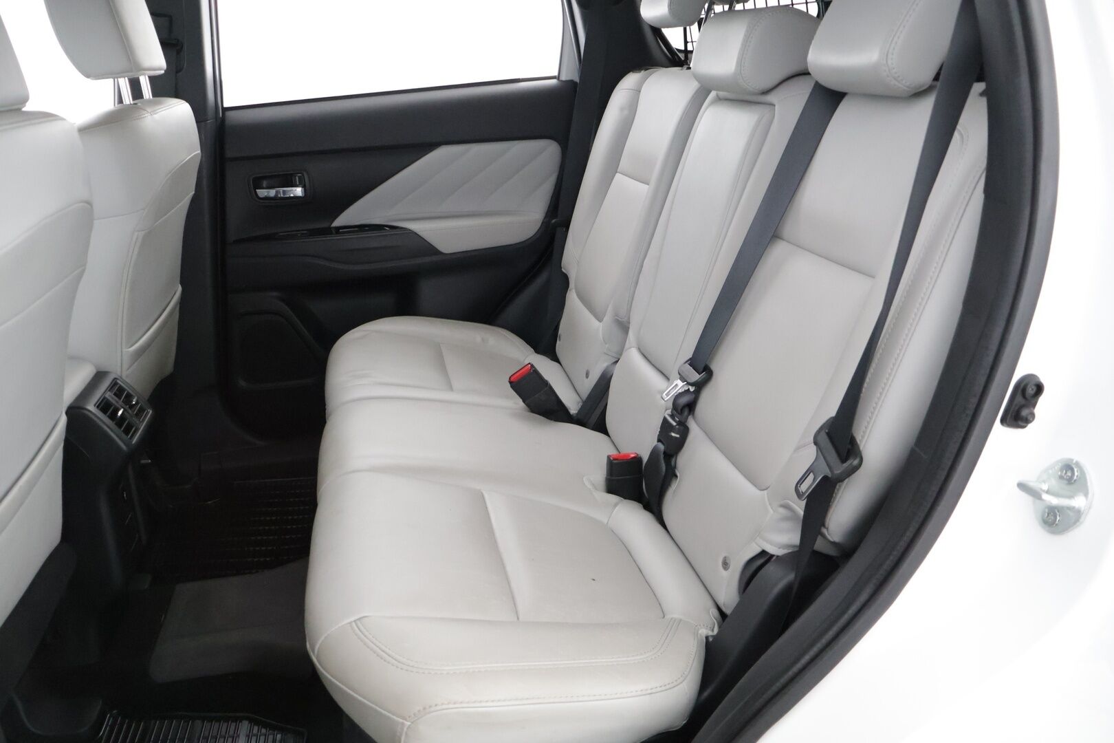 Mitsubishi Outlander 2019 13.8 kWh Business 4WD (224hp) **ACC / Vaaleat nahat / 360° / Rockford- Äänet / Koukku** - Huollot / Kahdet renkaat vanteineen 