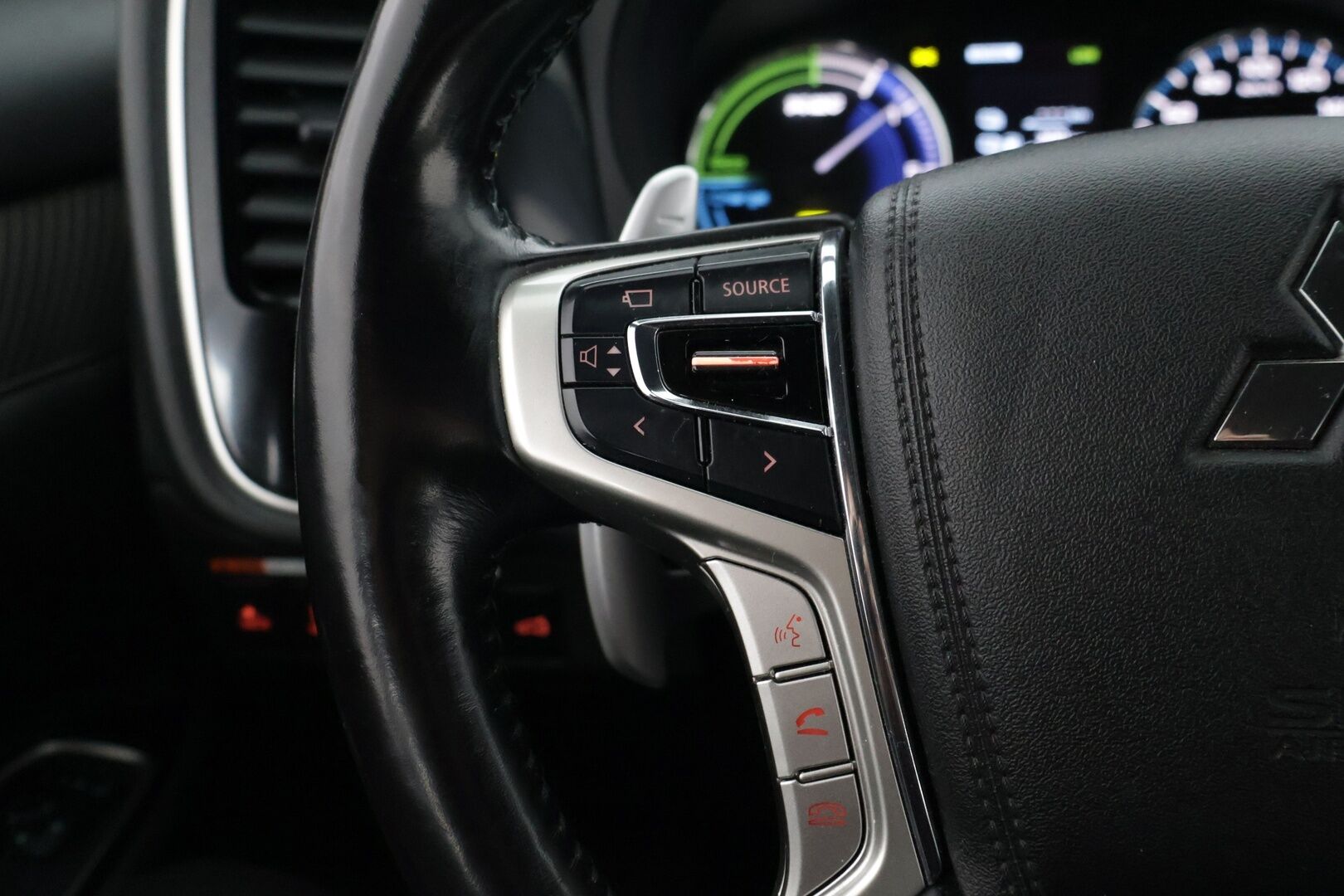 Mitsubishi Outlander 2019 13.8 kWh Business 4WD (224hp) **ACC / Vaaleat nahat / 360° / Rockford- Äänet / Koukku** - Huollot / Kahdet renkaat vanteineen 