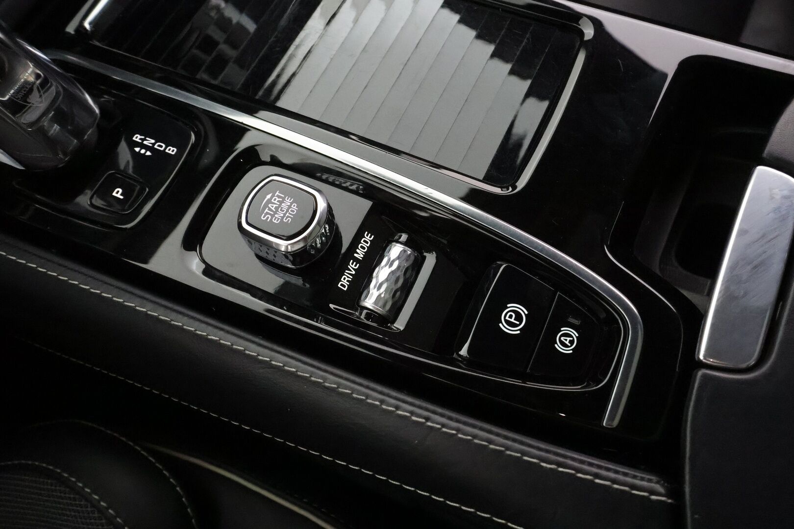 Volvo V60 2019 T8 AWD aut R-Design * ACC / Panorama / Puolinahat muistilla / High perfo äänentoisto / P.kamera / Keyless * - Koti & Kauppalaturi / Kahdet renkaat 