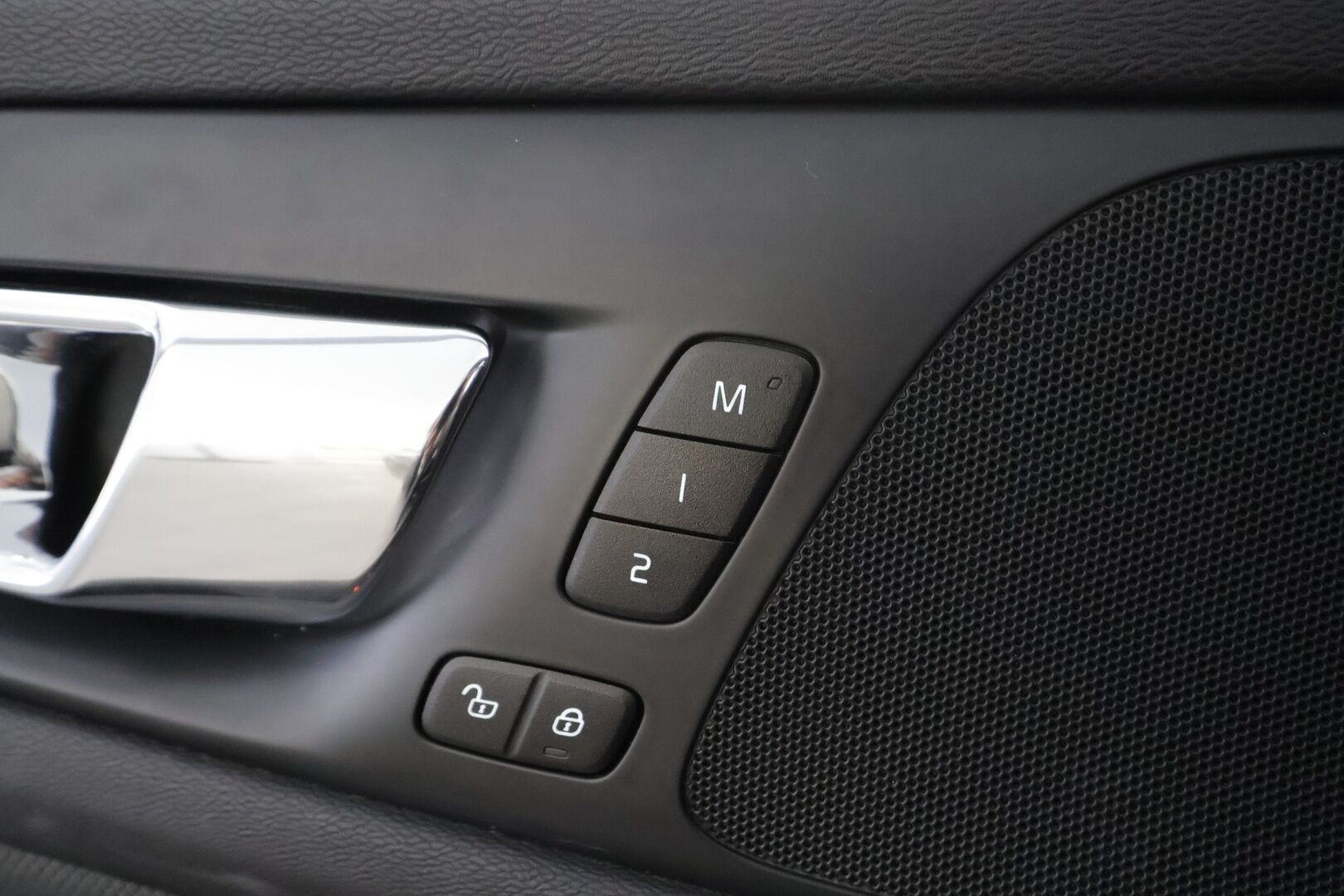 Volvo V60 2019 T8 AWD aut R-Design * ACC / Panorama / Puolinahat muistilla / High perfo äänentoisto / P.kamera / Keyless * - Koti & Kauppalaturi / Kahdet renkaat 