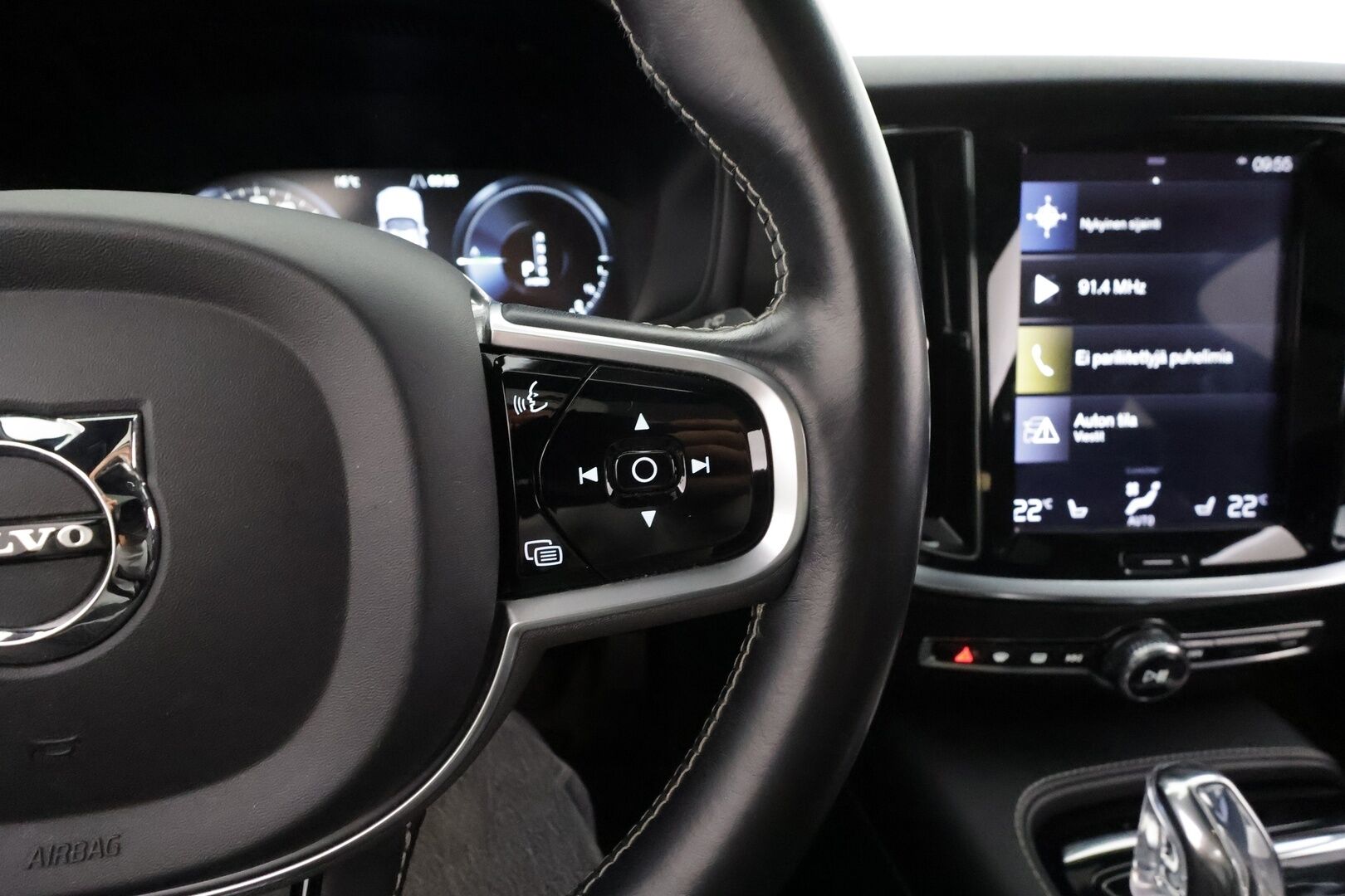 Volvo V60 2019 T8 AWD aut R-Design * ACC / Panorama / Puolinahat muistilla / High perfo äänentoisto / P.kamera / Keyless * - Koti & Kauppalaturi / Kahdet renkaat 