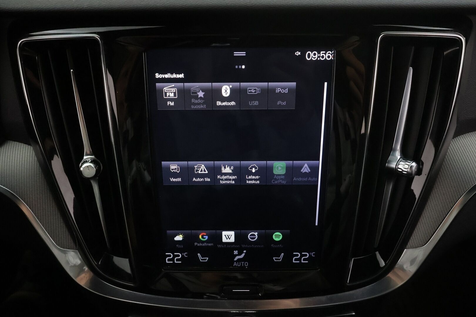 Volvo V60 2019 T8 AWD aut R-Design * ACC / Panorama / Puolinahat muistilla / High perfo äänentoisto / P.kamera / Keyless * - Koti & Kauppalaturi / Kahdet renkaat 