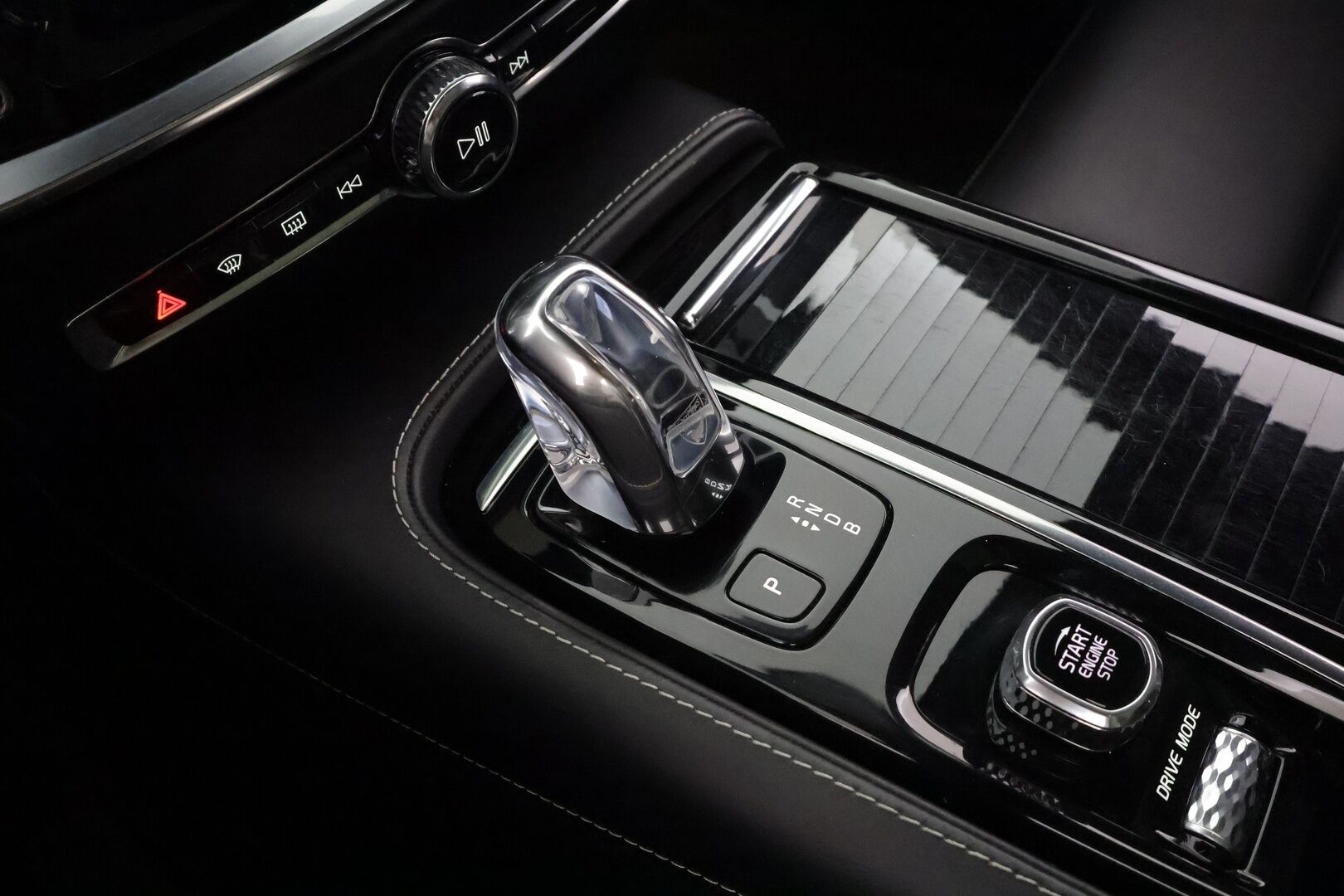 Volvo V60 2019 T8 AWD aut R-Design * ACC / Panorama / Puolinahat muistilla / High perfo äänentoisto / P.kamera / Keyless * - Koti & Kauppalaturi / Kahdet renkaat 