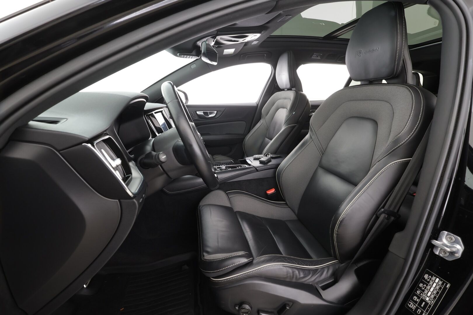 Volvo V60 2019 T8 AWD aut R-Design * ACC / Panorama / Puolinahat muistilla / High perfo äänentoisto / P.kamera / Keyless * - Koti & Kauppalaturi / Kahdet renkaat 