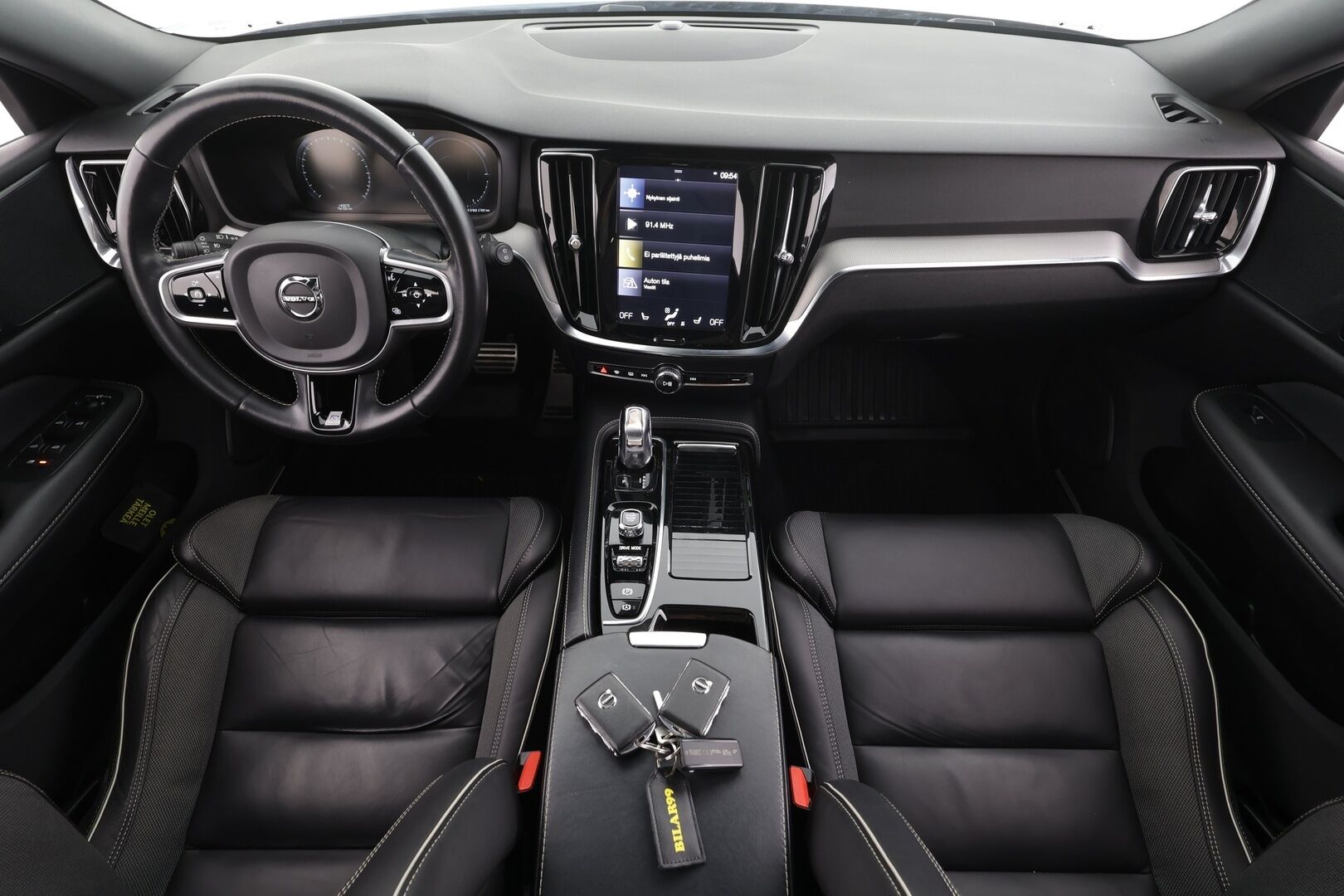 Volvo V60 2019 T8 AWD aut R-Design * ACC / Panorama / Puolinahat muistilla / High perfo äänentoisto / P.kamera / Keyless * - Koti & Kauppalaturi / Kahdet renkaat 