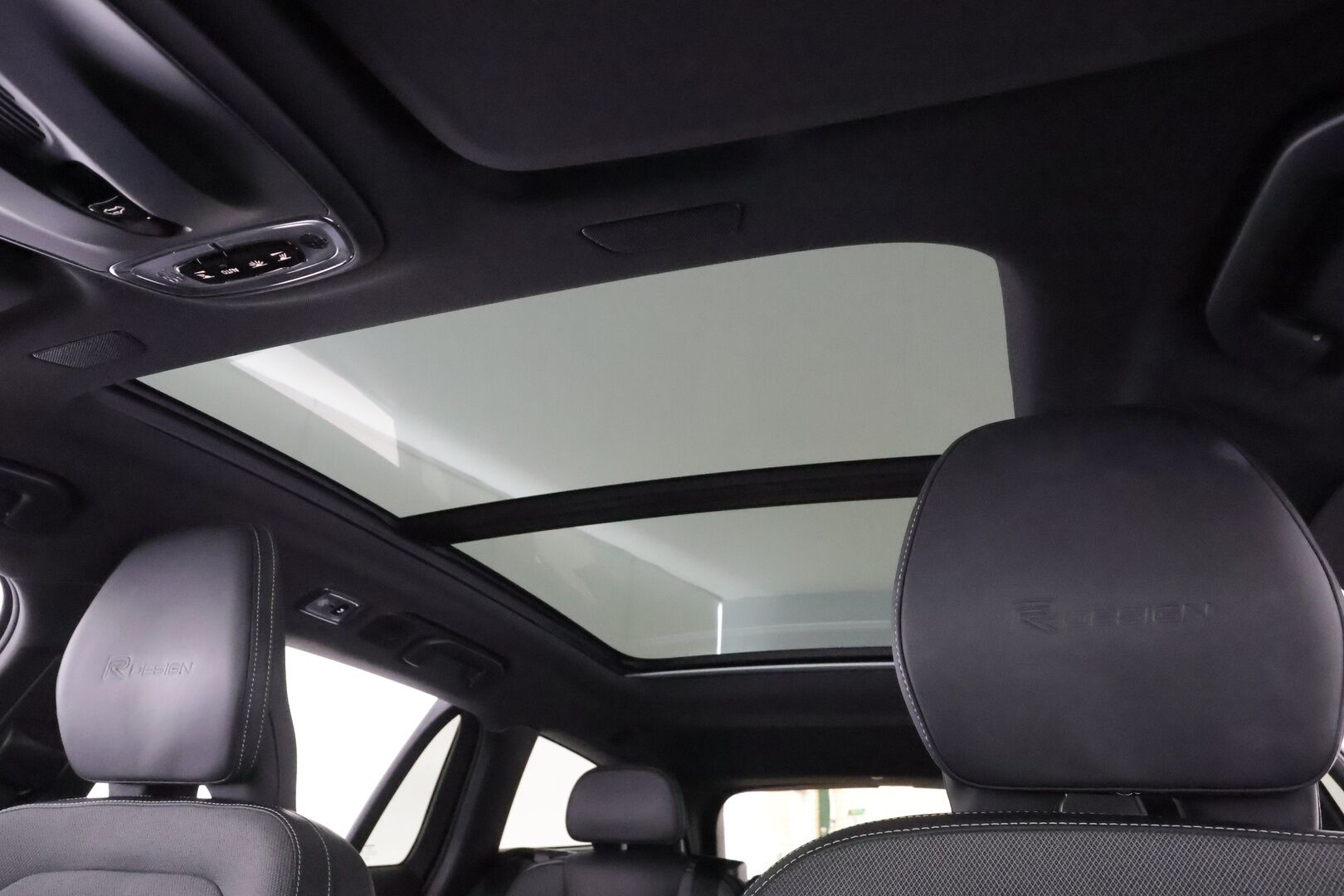 Volvo V60 2019 T8 AWD aut R-Design * ACC / Panorama / Puolinahat muistilla / High perfo äänentoisto / P.kamera / Keyless * - Koti & Kauppalaturi / Kahdet renkaat 