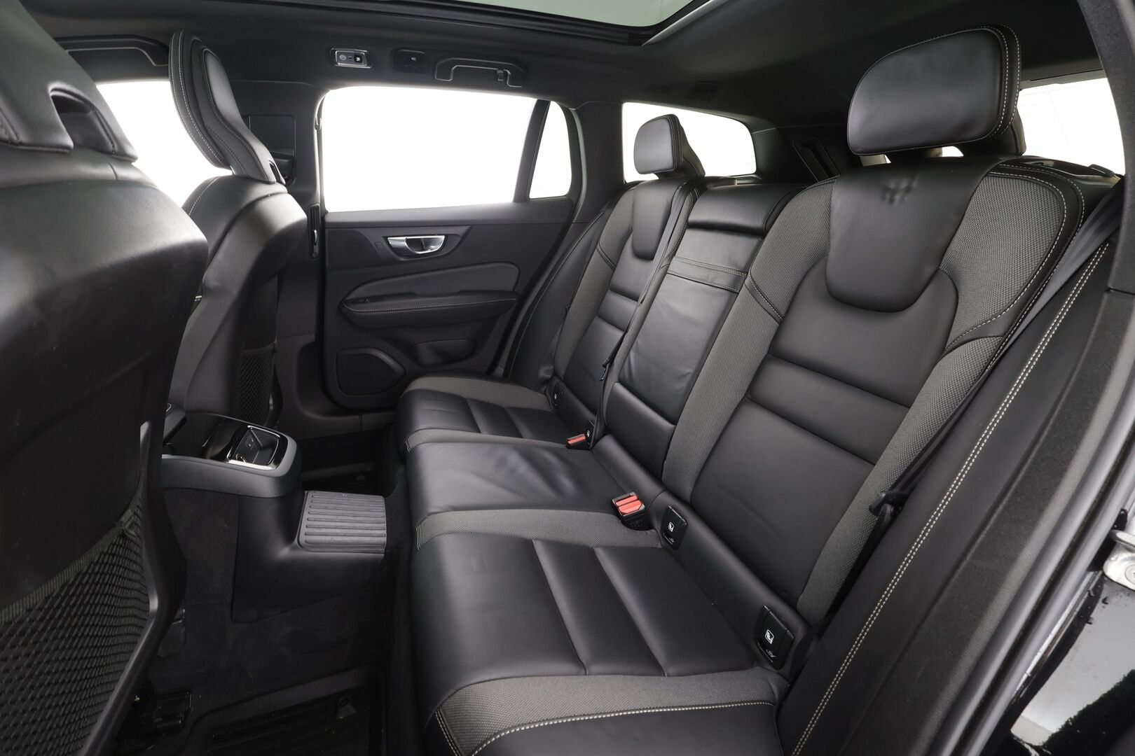 Volvo V60 2019 T8 AWD aut R-Design * ACC / Panorama / Puolinahat muistilla / High perfo äänentoisto / P.kamera / Keyless * - Koti & Kauppalaturi / Kahdet renkaat 