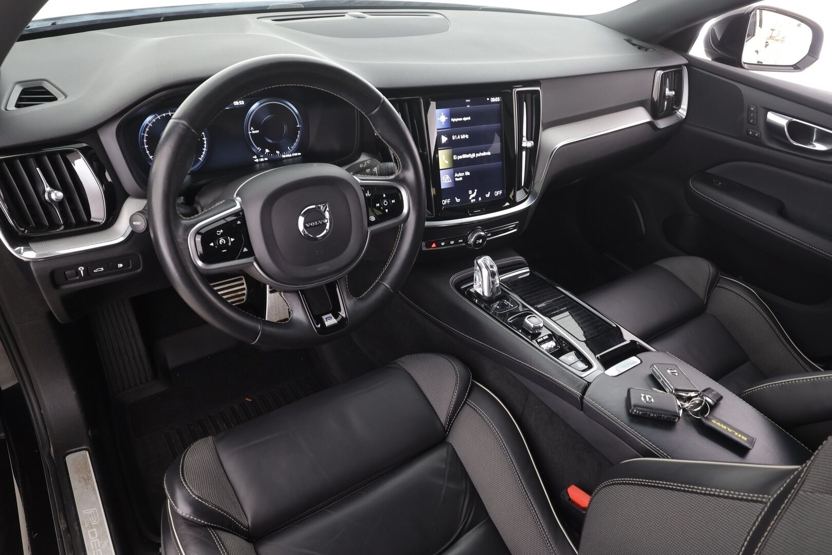 Volvo V60 2019 T8 AWD aut R-Design * ACC / Panorama / Puolinahat muistilla / High perfo äänentoisto / P.kamera / Keyless * - Koti & Kauppalaturi / Kahdet renkaat 