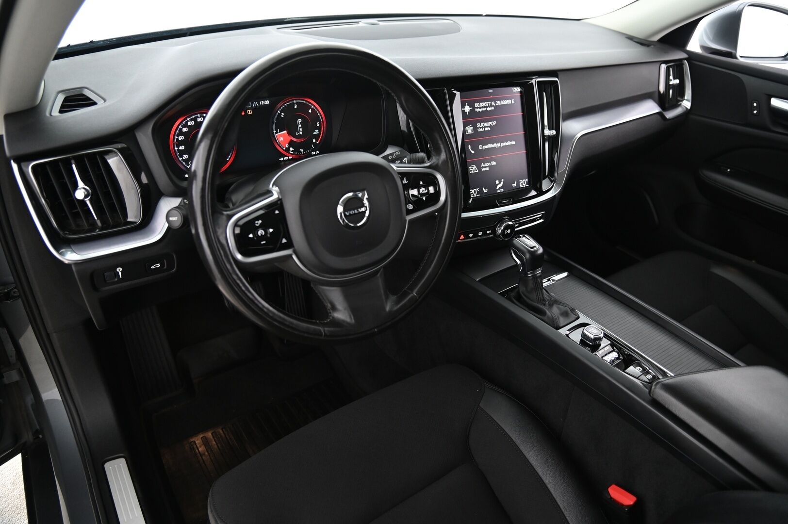 Volvo V60 2020 D4 Momentum aut *VOC / P.Kamera / Koukku / ACC / Pilot assist / LED *