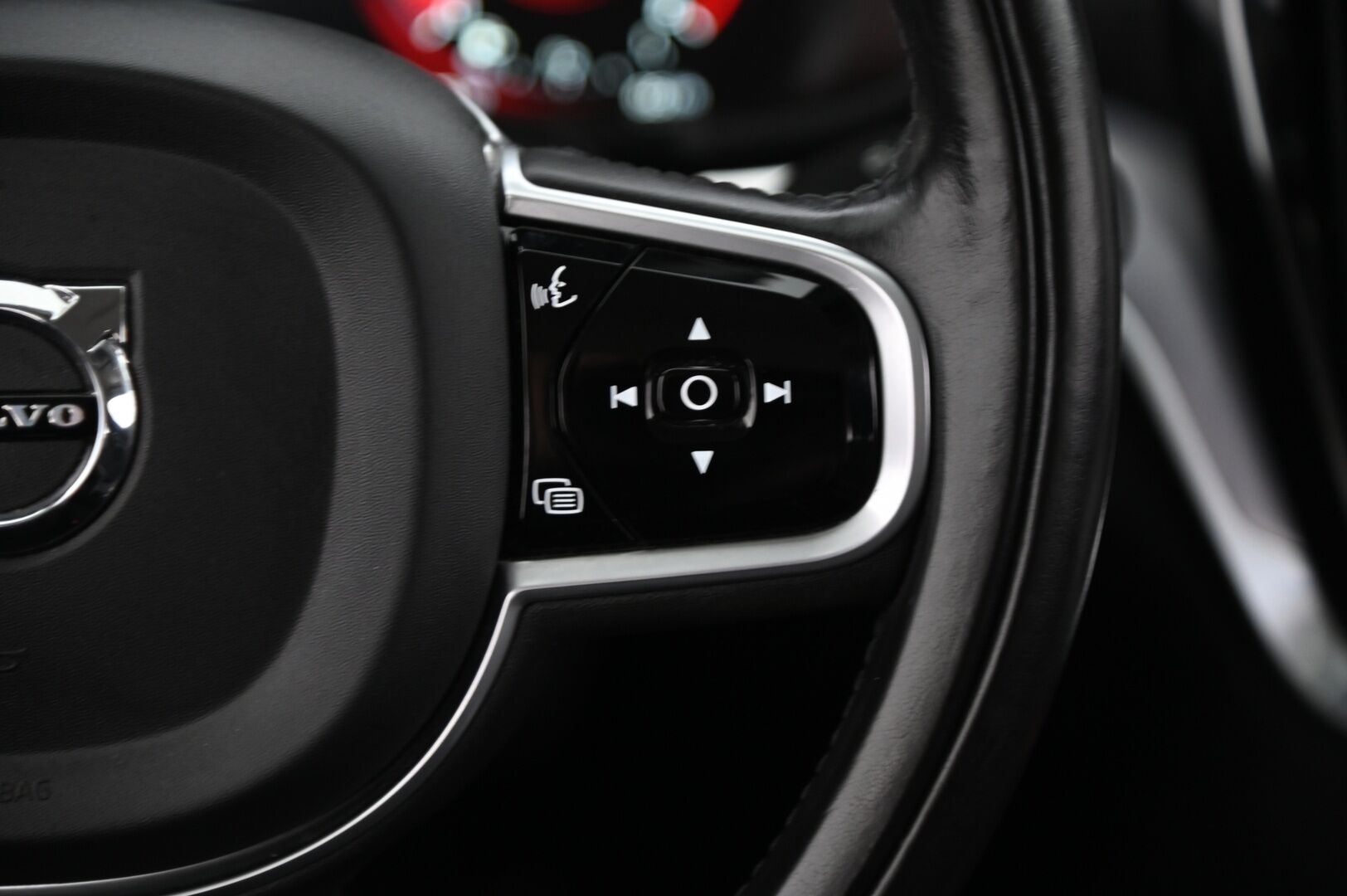 Volvo V60 2020 D4 Momentum aut *VOC / P.Kamera / Koukku / ACC / Pilot assist / LED *