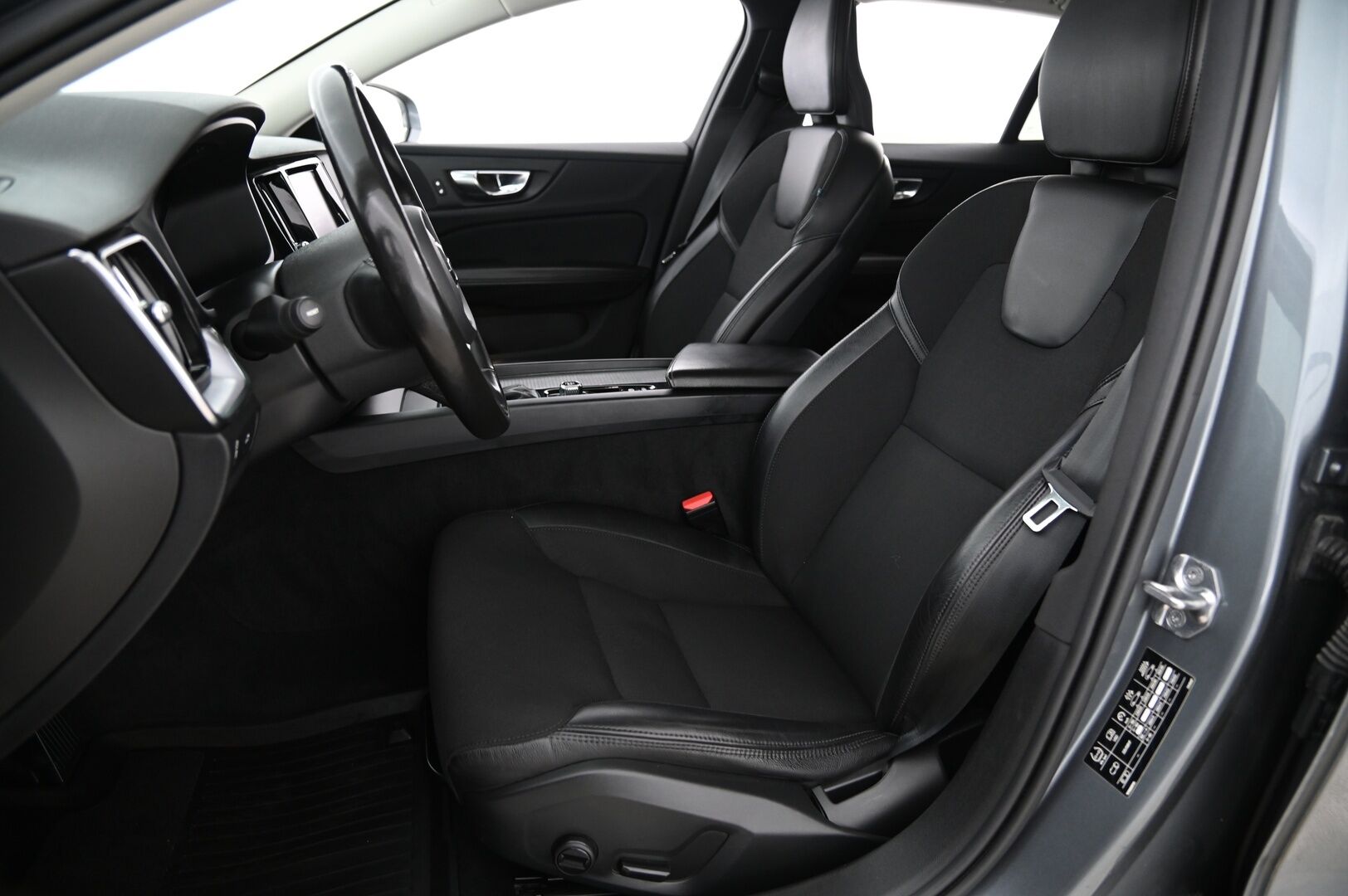 Volvo V60 2020 D4 Momentum aut *VOC / P.Kamera / Koukku / ACC / Pilot assist / LED *