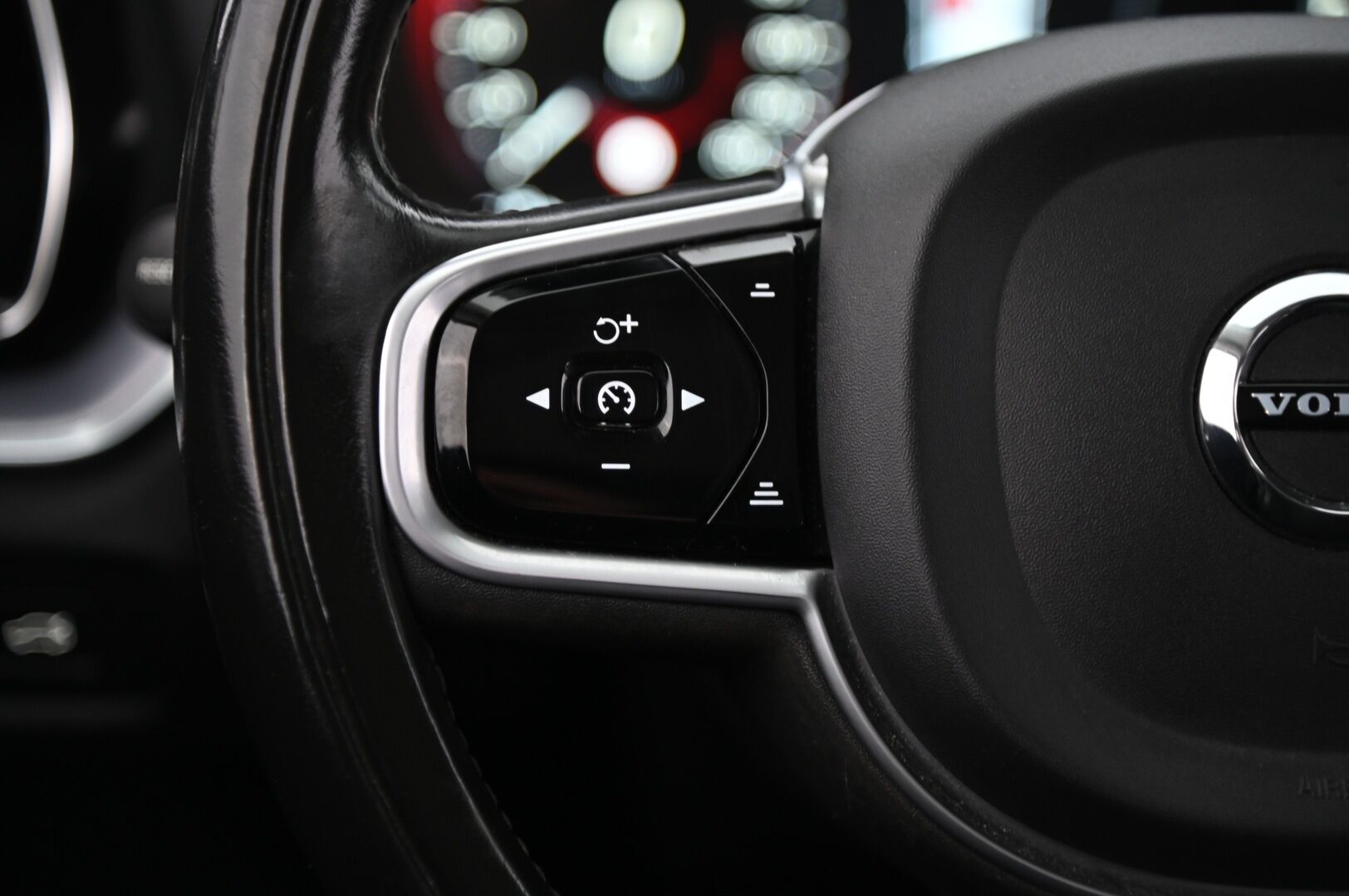 Volvo V60 2020 D4 Momentum aut *VOC / P.Kamera / Koukku / ACC / Pilot assist / LED *