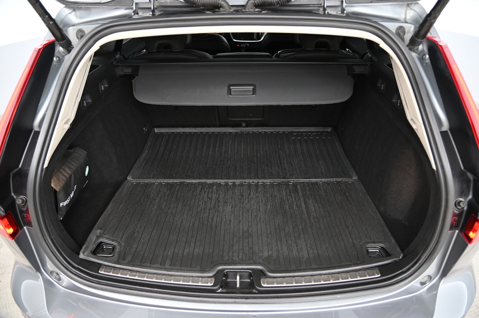Volvo V60 2020 D4 Momentum aut *VOC / P.Kamera / Koukku / ACC / Pilot assist / LED *
