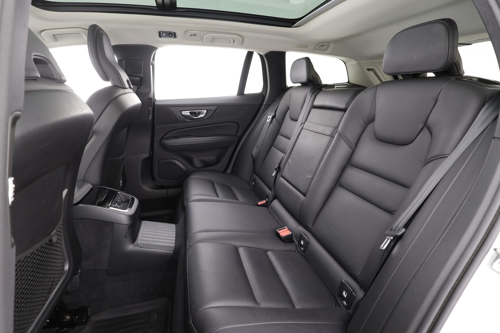 Volvo V60 2020 T6 TwE AWD Business Inscription aut * ACC / Koukku / Webasto / Full LED / BLIS / Muistipenkki / Panorama / Keyless / Navi * - Kahdet renkaat aluvanteilla - HULLUT AVAJAISHULINAT KORKOTARJOUS 3,29 %