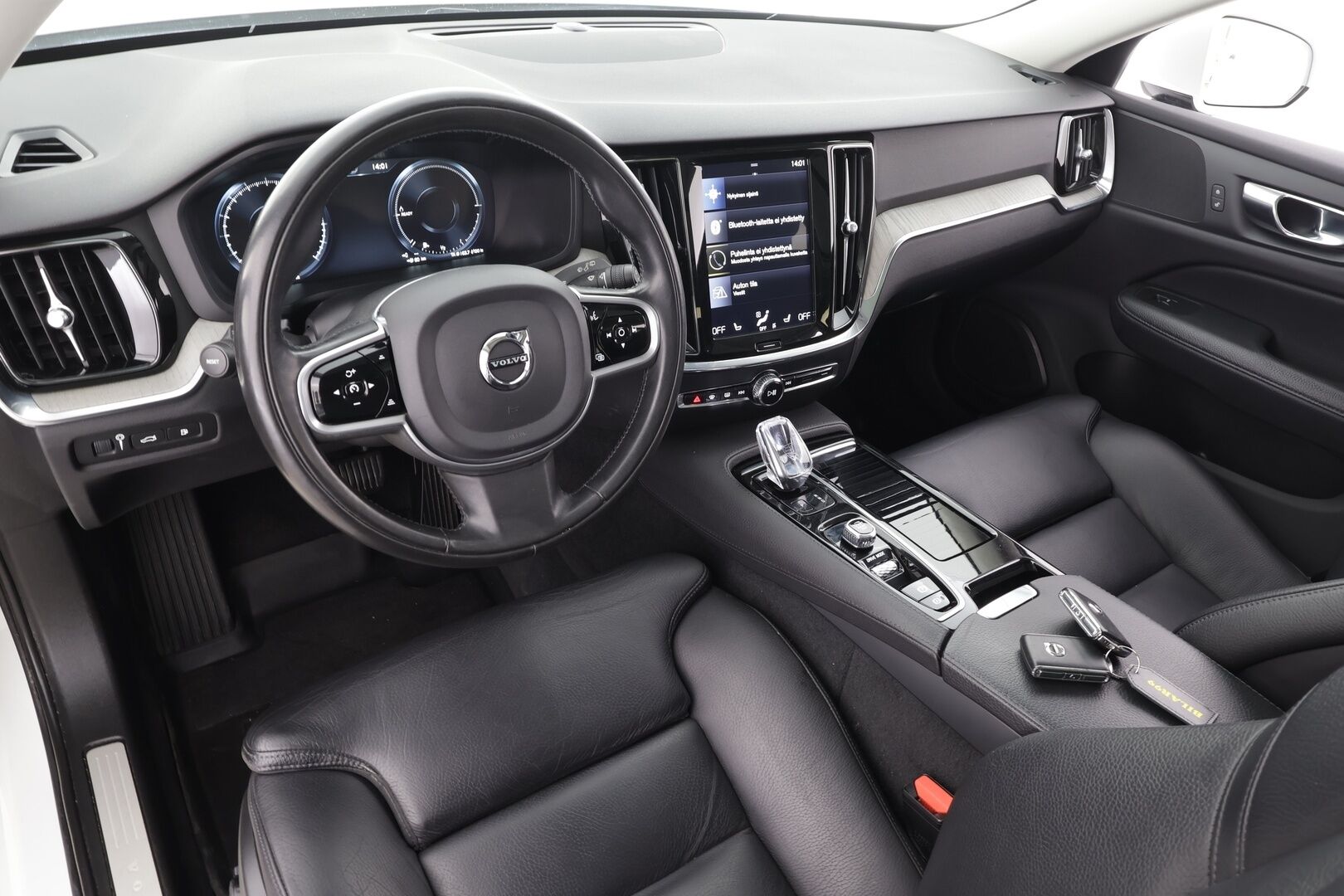 Volvo V60 2020 T6 TwE AWD Business Inscription aut * ACC / Koukku / Webasto / Full LED / BLIS / Muistipenkki / Panorama / Keyless / Navi * - Kahdet renkaat aluvanteilla