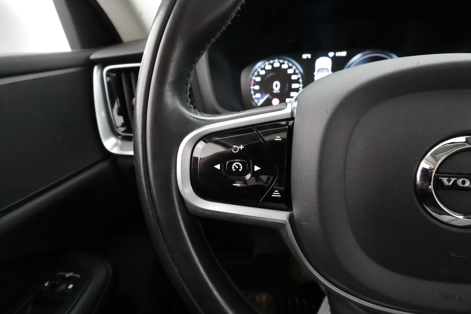 Volvo V60 2020 T6 TwE AWD Business Inscription aut * ACC / Koukku / Webasto / Full LED / BLIS / Muistipenkki / Panorama / Keyless / Navi * - Kahdet renkaat aluvanteilla - HULLUT AVAJAISHULINAT KORKOTARJOUS 3,29 %