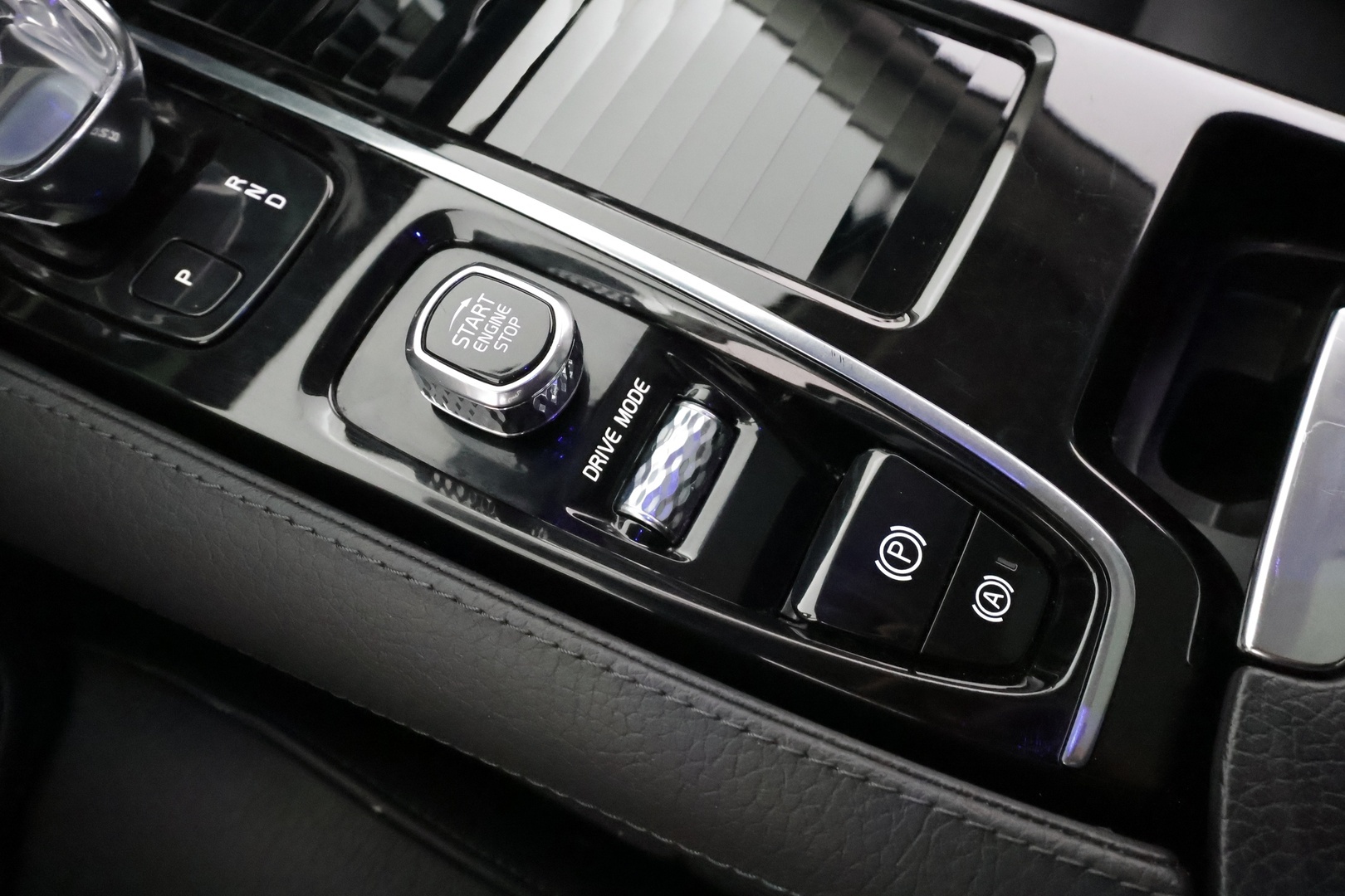 Volvo V60 2020 T6 TwE AWD Business Inscription aut * ACC / Koukku / Webasto / Full LED / BLIS / Muistipenkki / Panorama / Keyless / Navi * - Kahdet renkaat aluvanteilla - HULLUT AVAJAISHULINAT KORKOTARJOUS 3,29 %