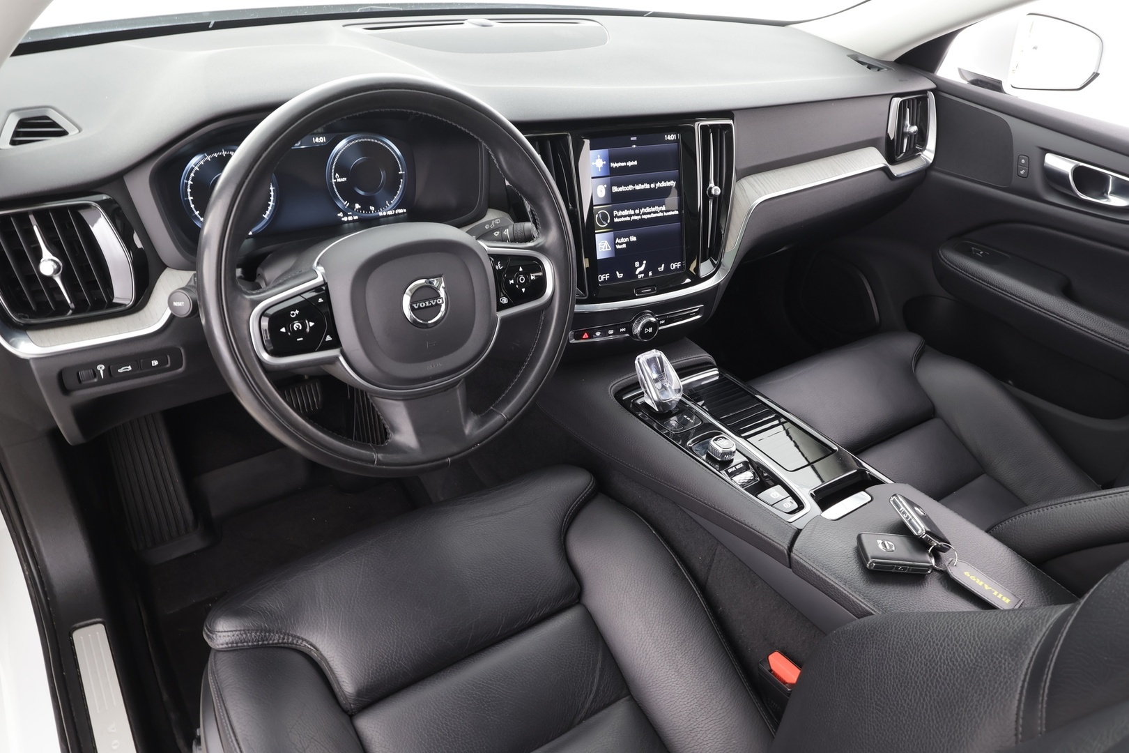 Volvo V60 2020 T6 TwE AWD Business Inscription aut * ACC / Koukku / Webasto / Full LED / BLIS / Muistipenkki / Panorama / Keyless / Navi * - Kahdet renkaat aluvanteilla - HULLUT AVAJAISHULINAT KORKOTARJOUS 3,29 %