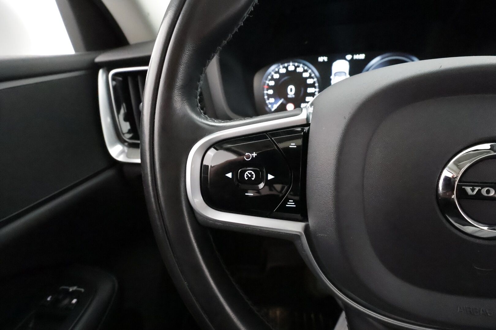 Volvo V60 2020 T6 TwE AWD Business Inscription aut * ACC / Koukku / Webasto / Full LED / BLIS / Muistipenkki / Panorama / Keyless / Navi * - Kahdet renkaat aluvanteilla